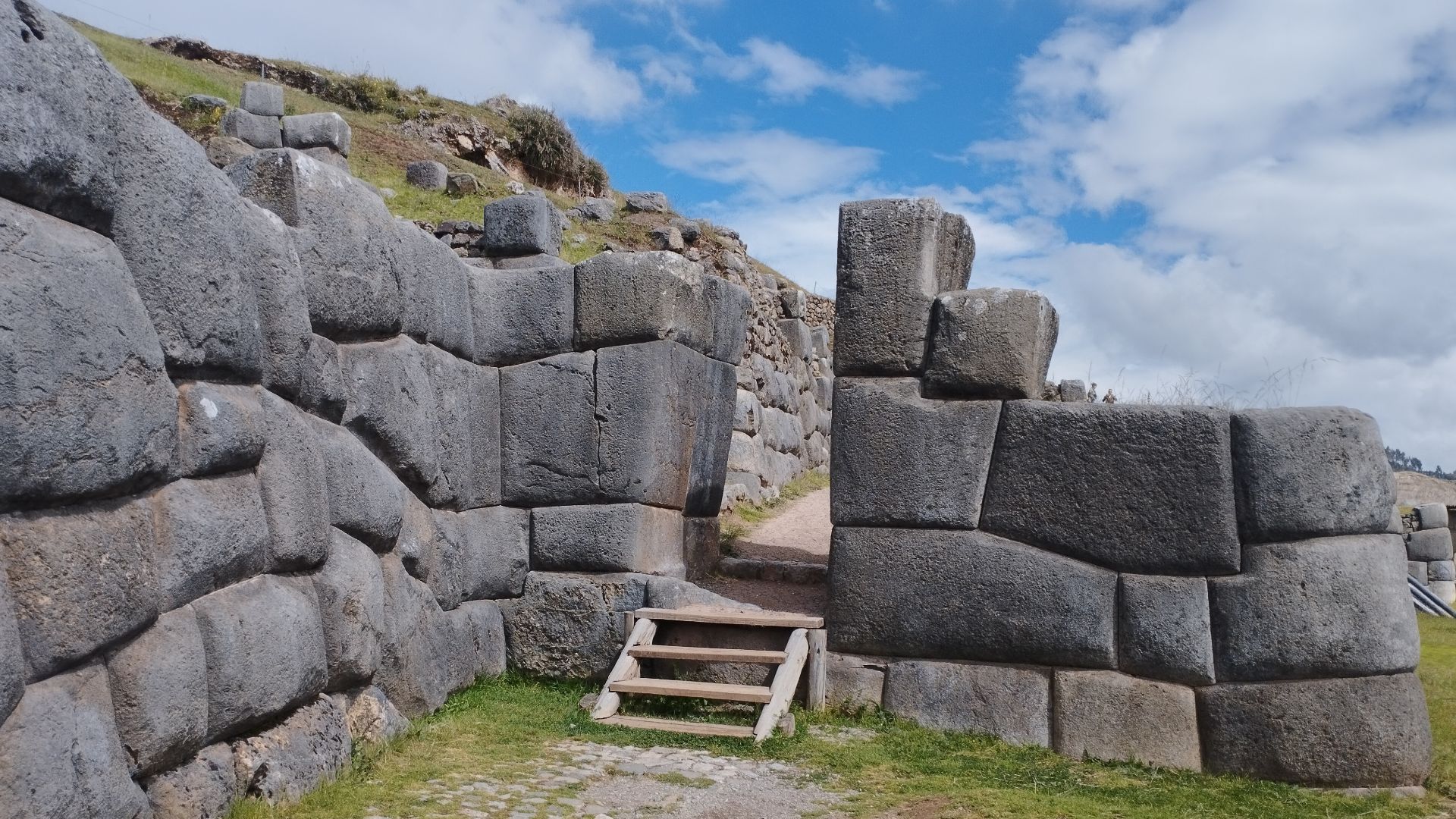 File:Vano de acceso Saqsaywaman.jpg