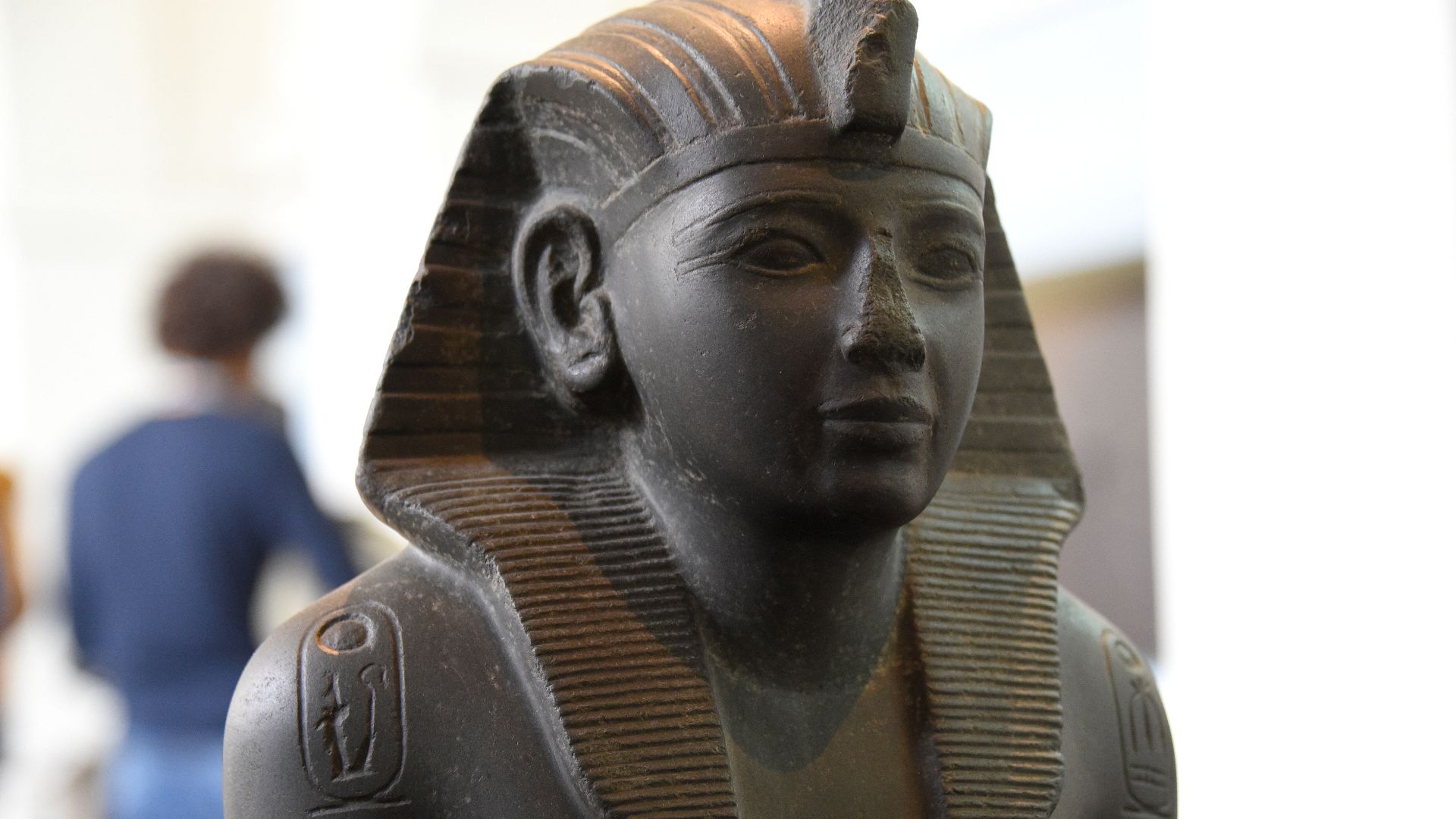 File:Statue of Ramesses IV, nomen and prenomen cartouches on shoulders, currently housed in the British Museum.jpg