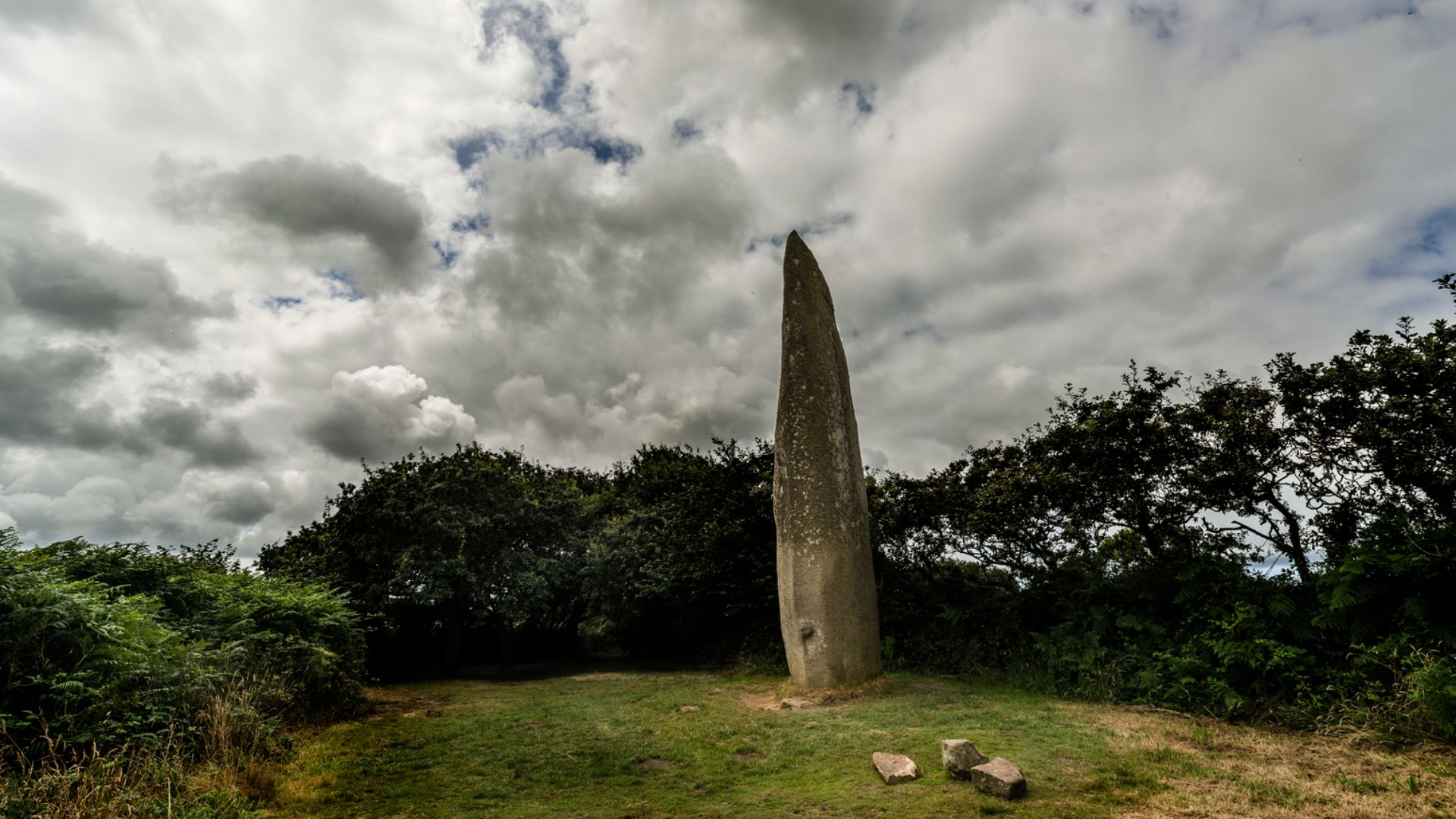File:Menhir géant de Kerloas, vue large.jpg