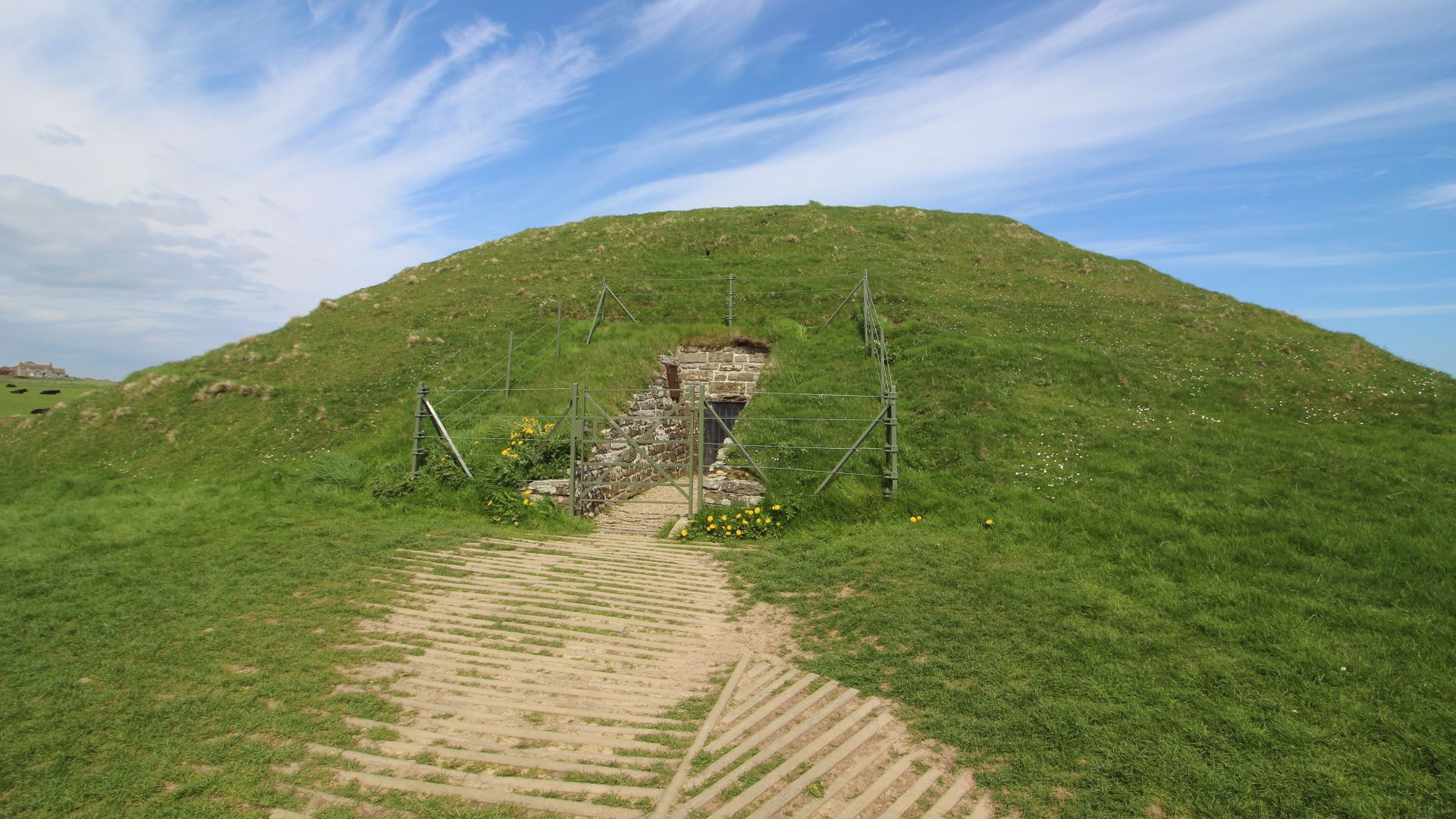 File:Maeshowe exterior.jpg