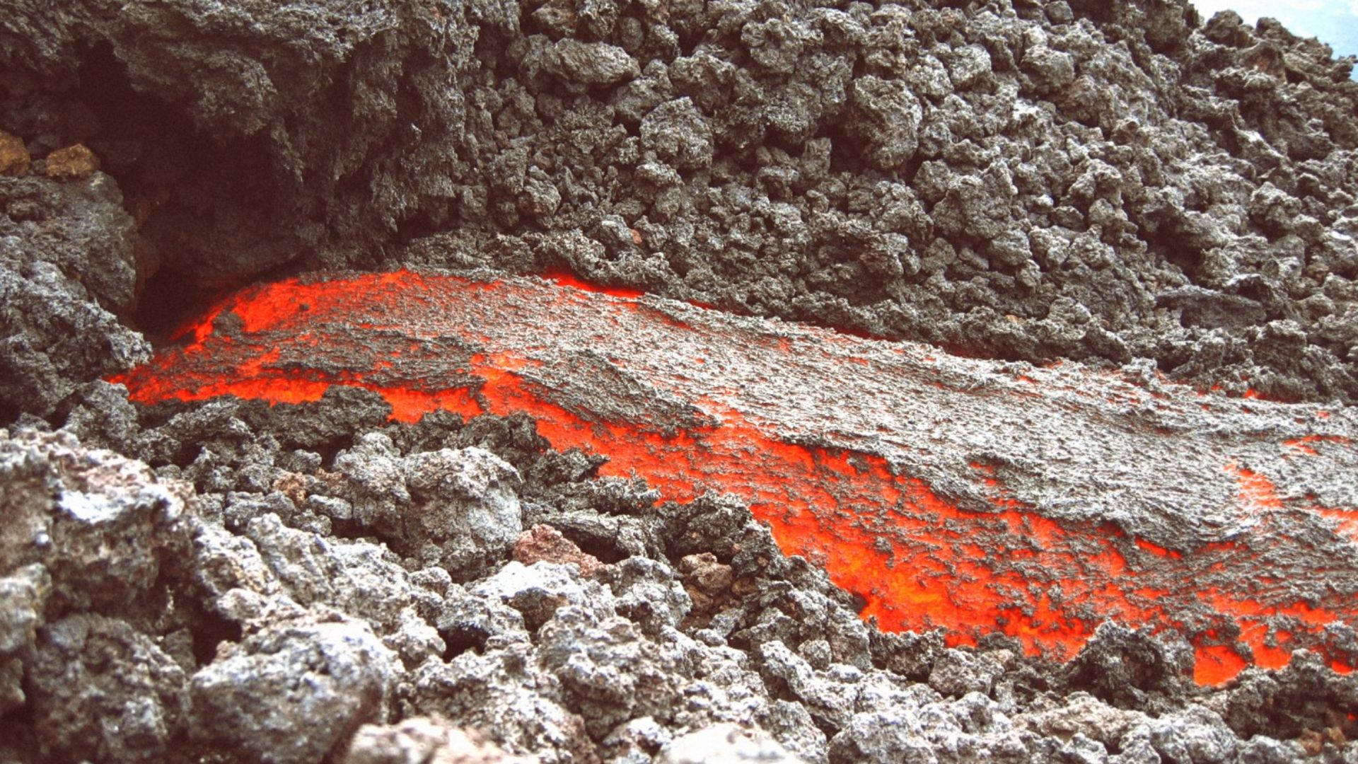 File:Molten lava flowing.jpg