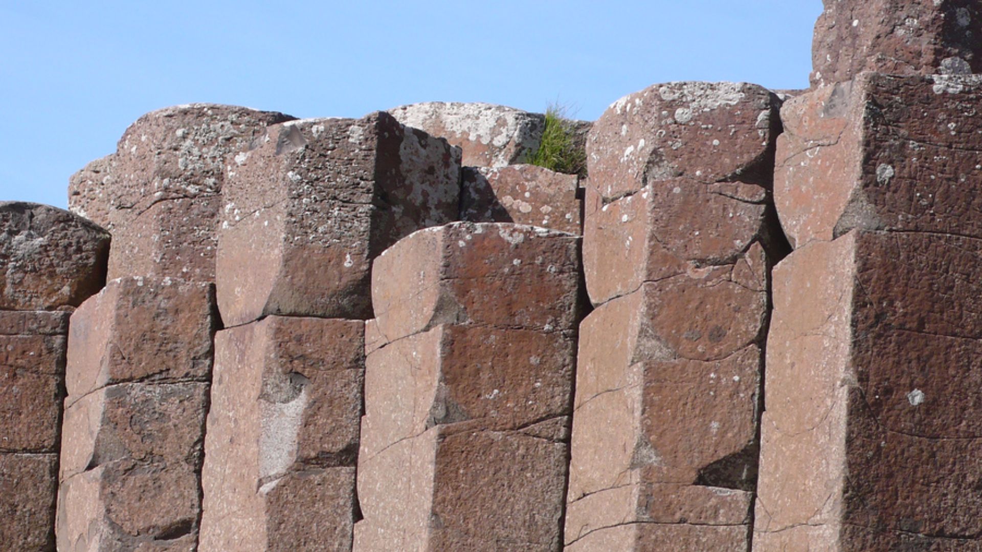 File:Chaussee geants prismes rouges.jpg