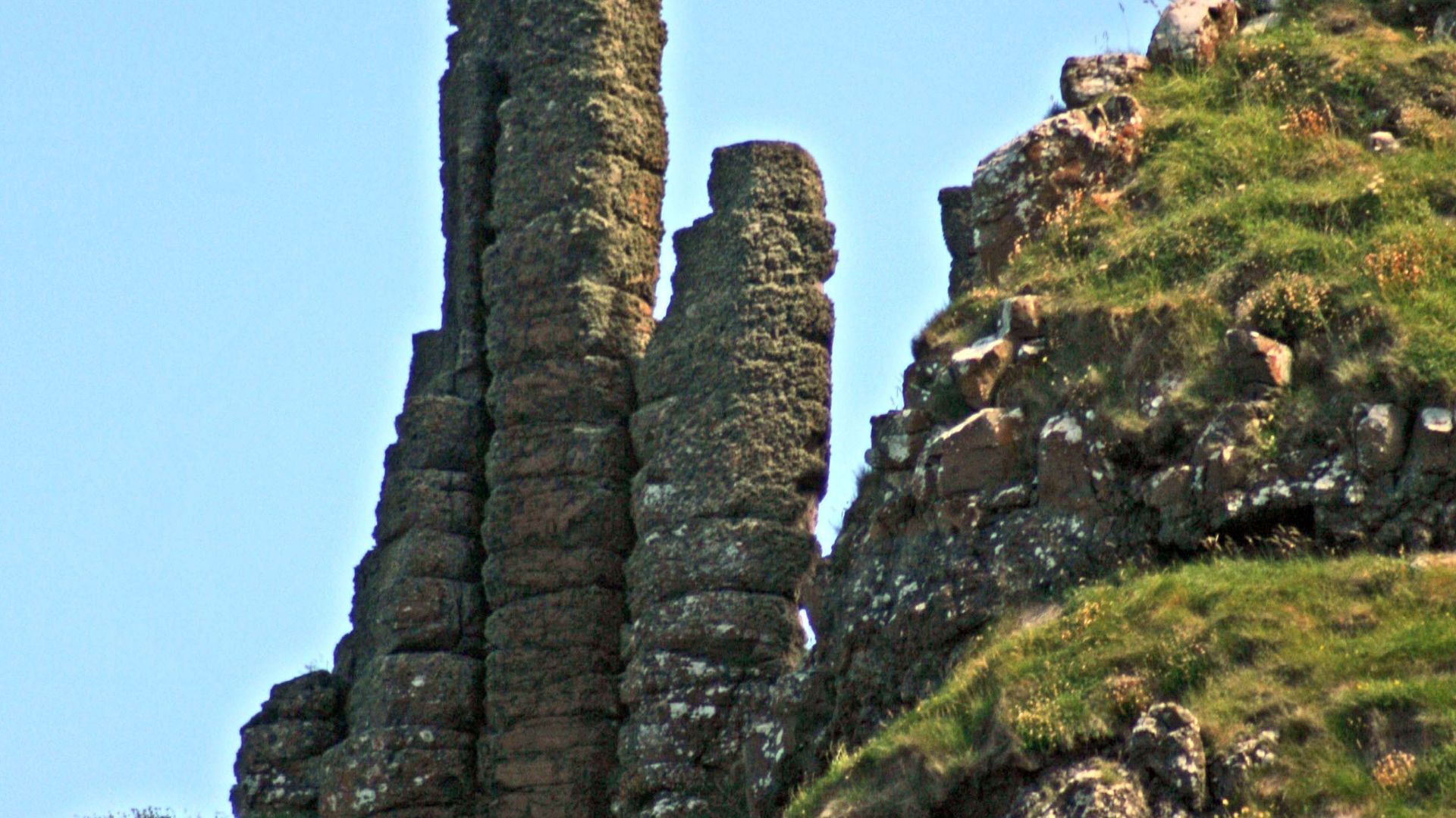 File:The Chimney Stacks, Giants Causeway, County Antrim.jpg