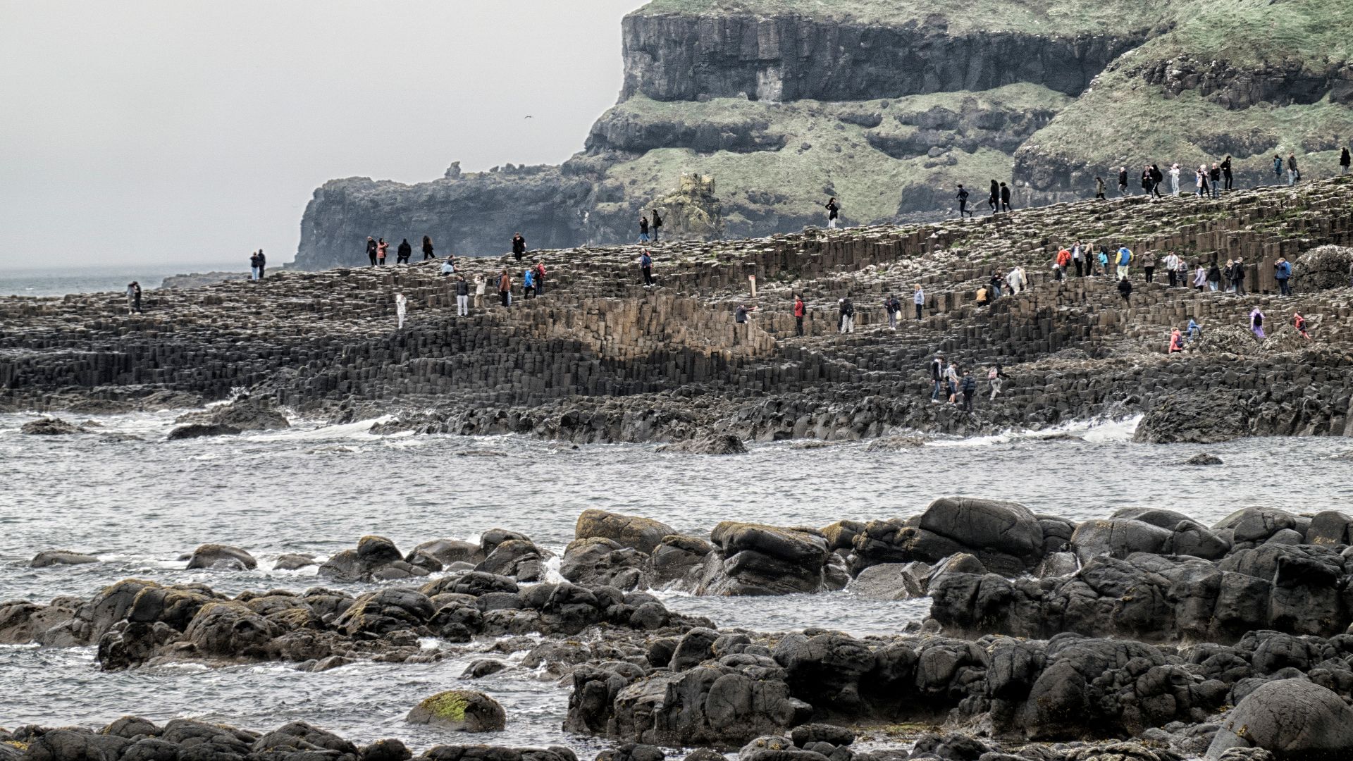 File:Giant's Causeway small people WM gf 66.jpg