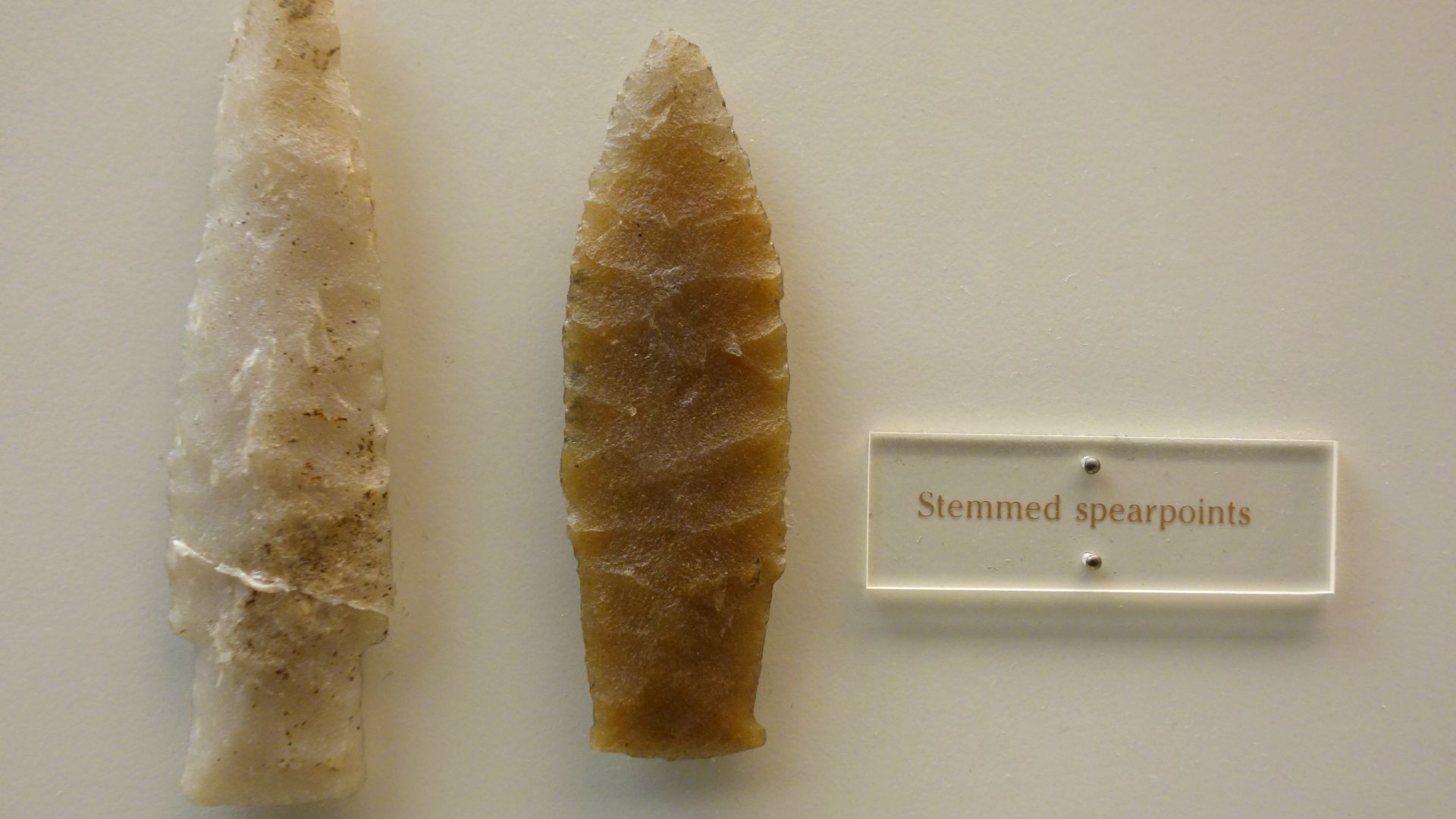 File:Spear tips (stemmed), Late Paleo Early Archaic Indians, 8000-6000 BC, stone - Wisconsin Historical Museum - DSC03429.JPG