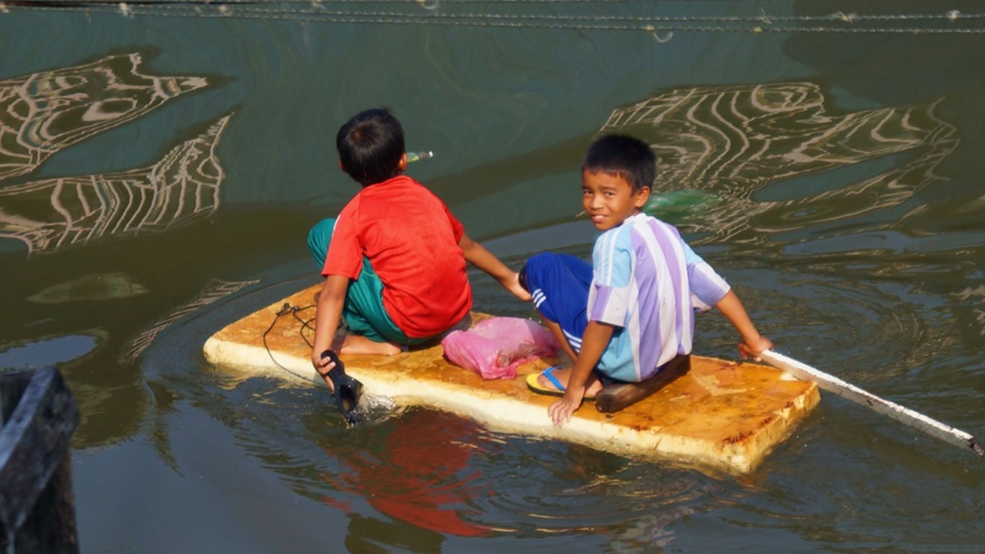 File:Kids on the Water.JPG