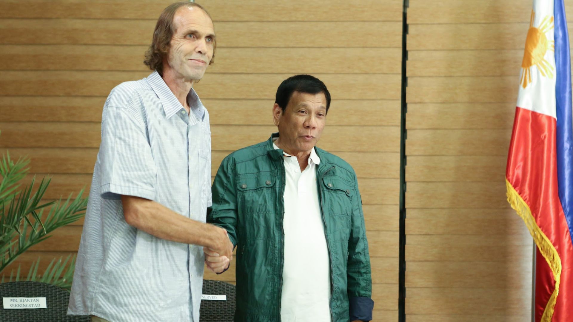 File:Rodrigo Duterte welcomes Kjartan Sekkingstad.jpg