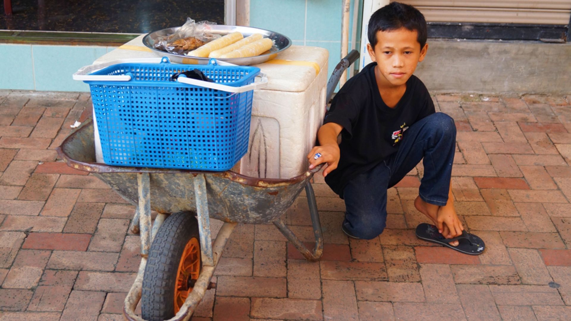 File:Tausug Piyutu Vendor.JPG