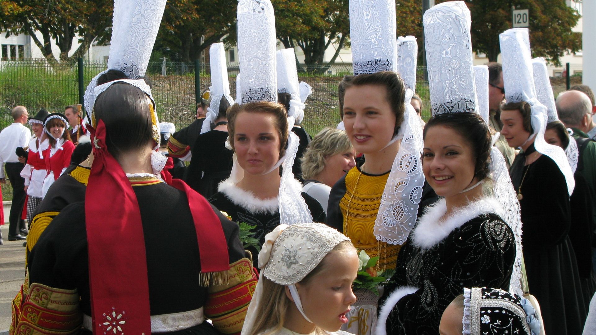 File:FIL 2009 - Coiffes bretonnes - bigoudènes - cercle ar vro vigoudenn.JPG