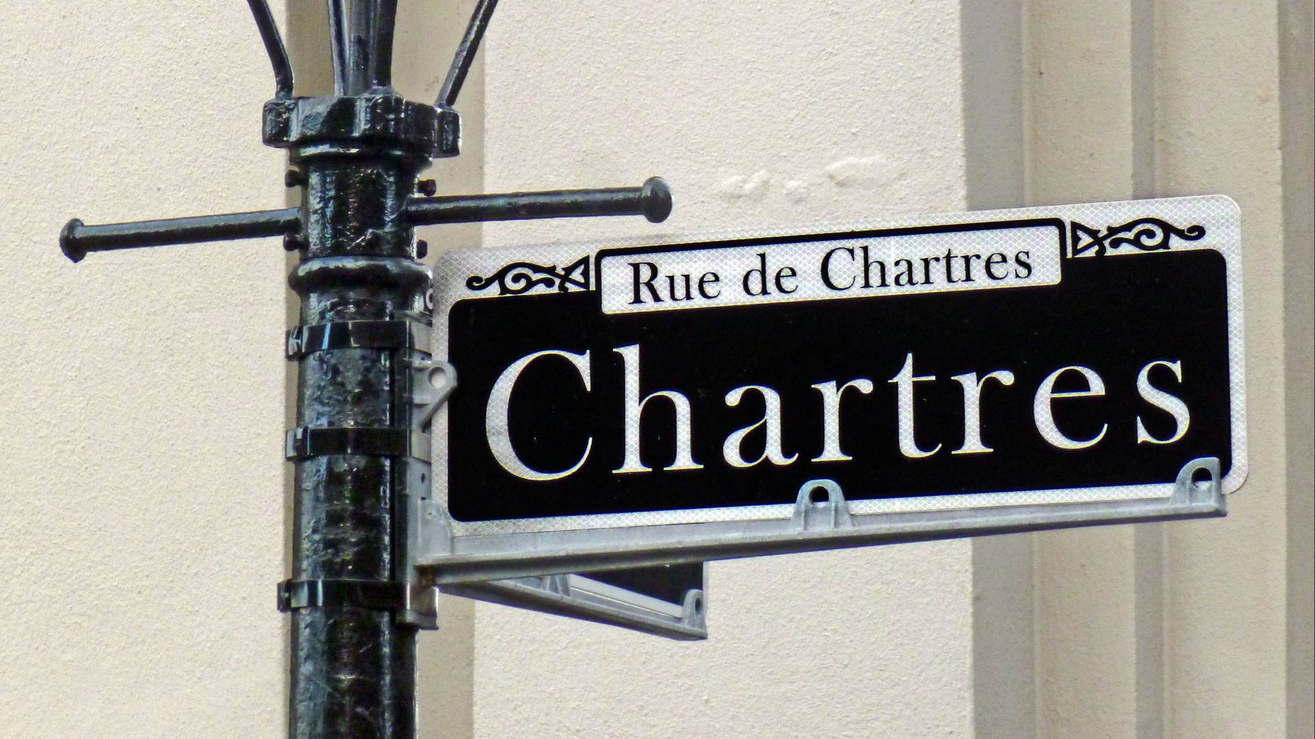 File:Streetlight and sign in the French Quarter of New Orleans, part of the Louisiana State Museum.jpg