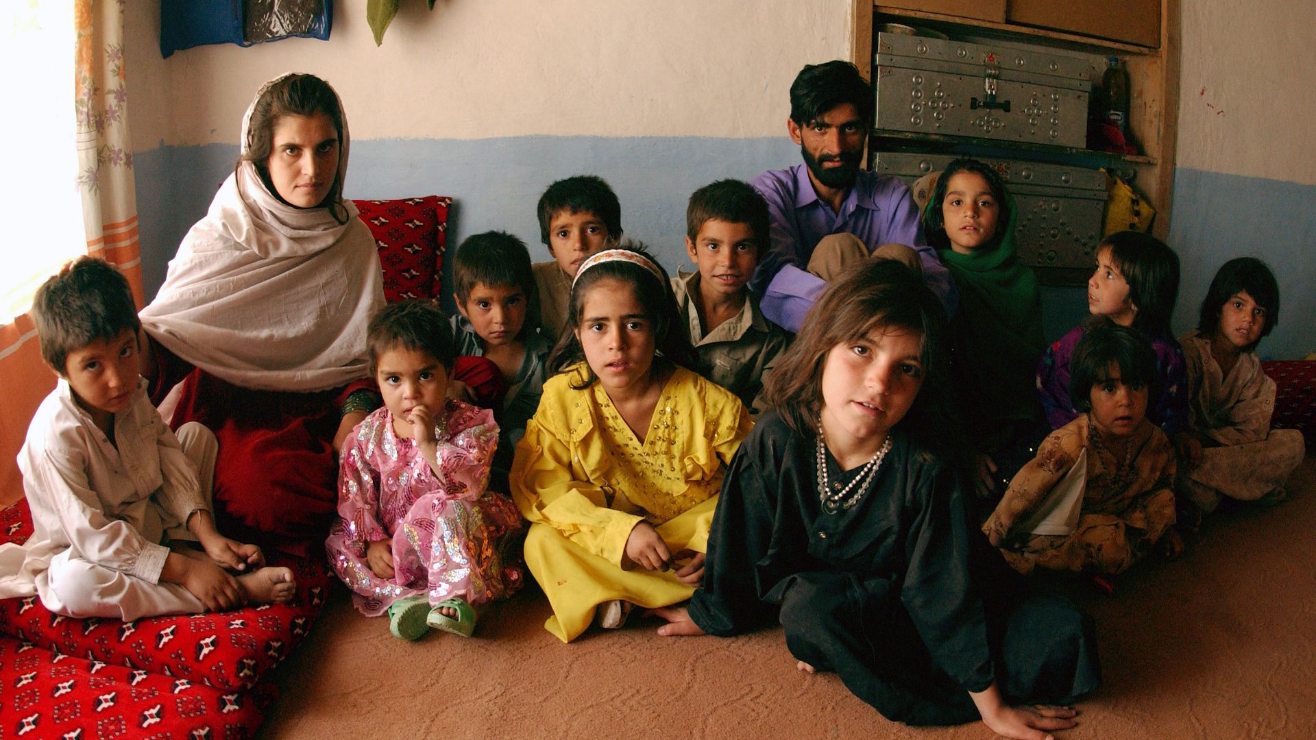 File:Afghan family Pashtun home.JPEG