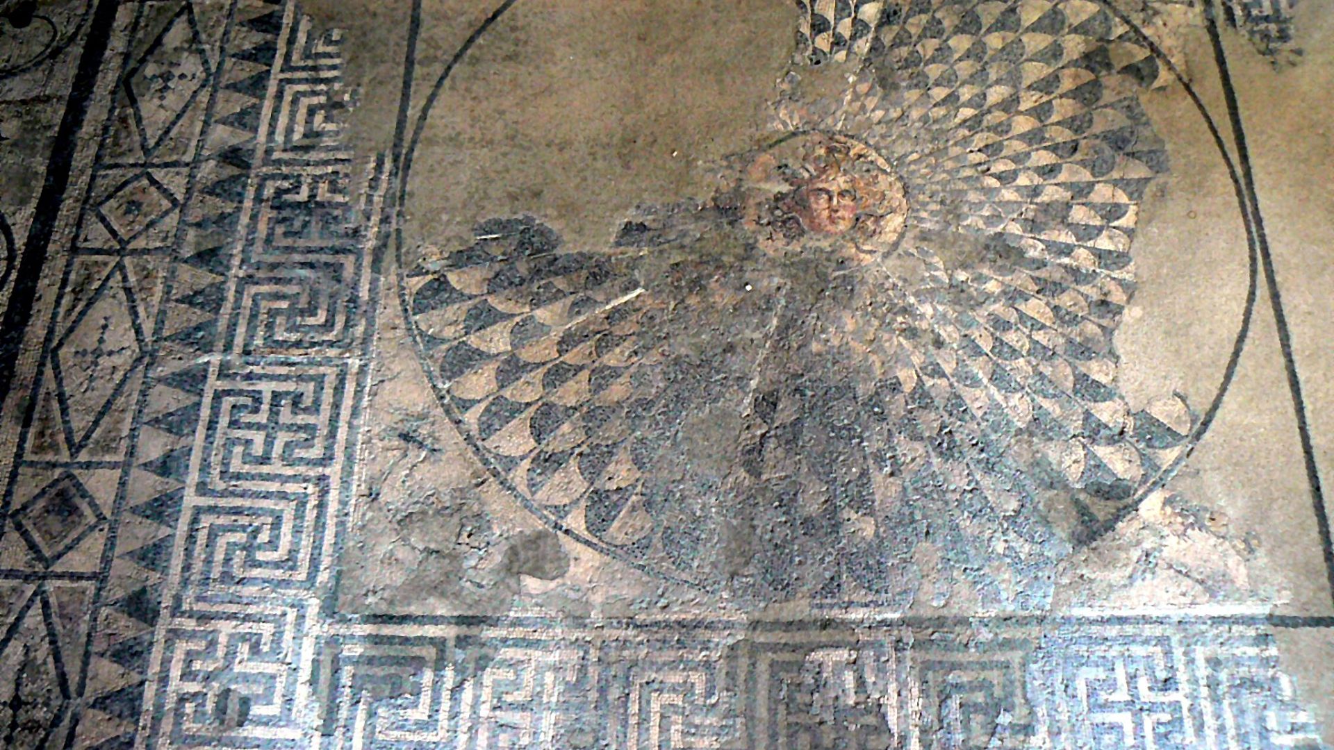 File:Devnya-mosaics-museum-gorgon-medusa-1.jpg