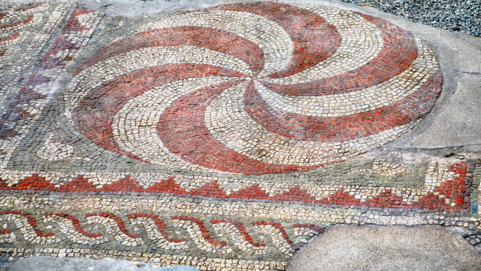 File:Tirana, Albania 2017-04 Tirana Mosaic 04.jpg