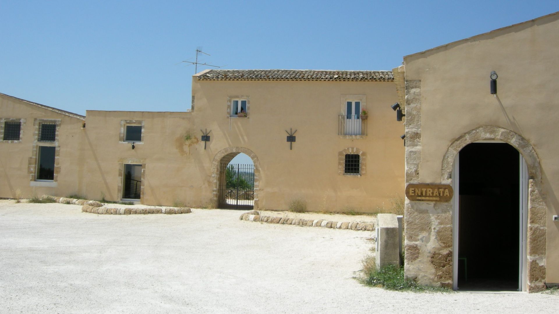 File:Villa Romana del Tellaro (Noto), casale.JPG