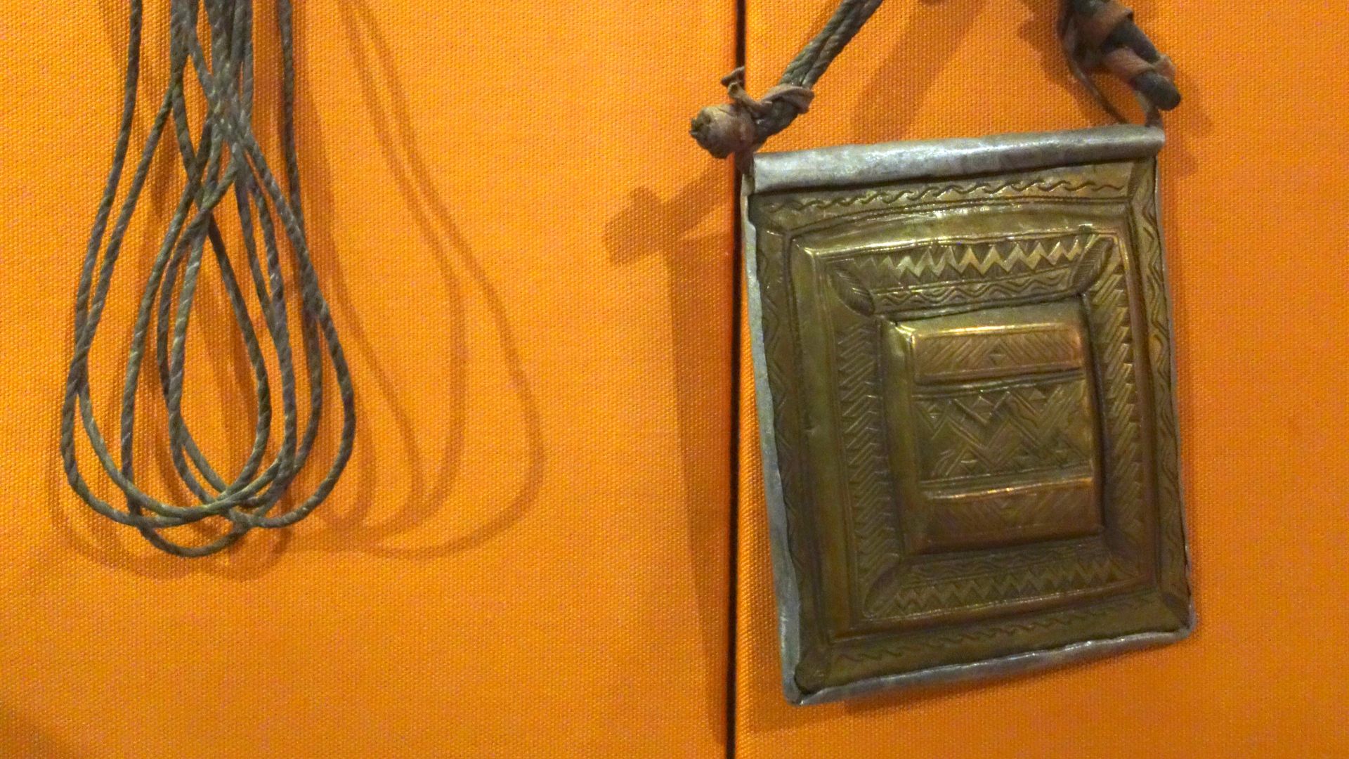 File:Amulet necklace, Tuareg peoples, Algeria, Niger, or Mali, 20th century, brass, copper, tin, leather - Fernbank Museum of Natural History - DSC00105.JPG