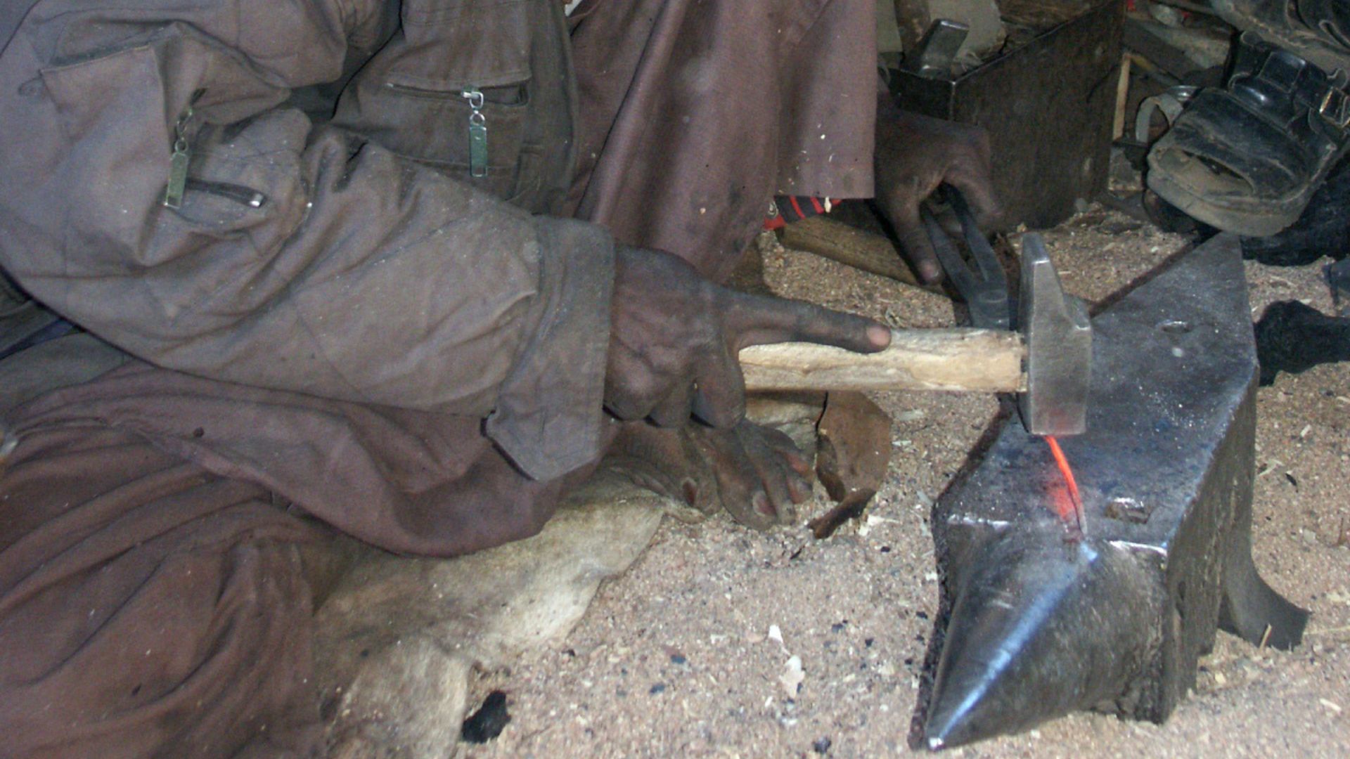 File:Touareg-blacksmith.jpg