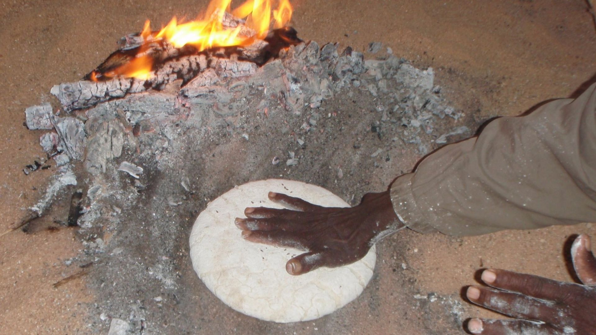 File:Pain (taguella) à El Ghessour, Algérie, 19 novembre 2009.jpg