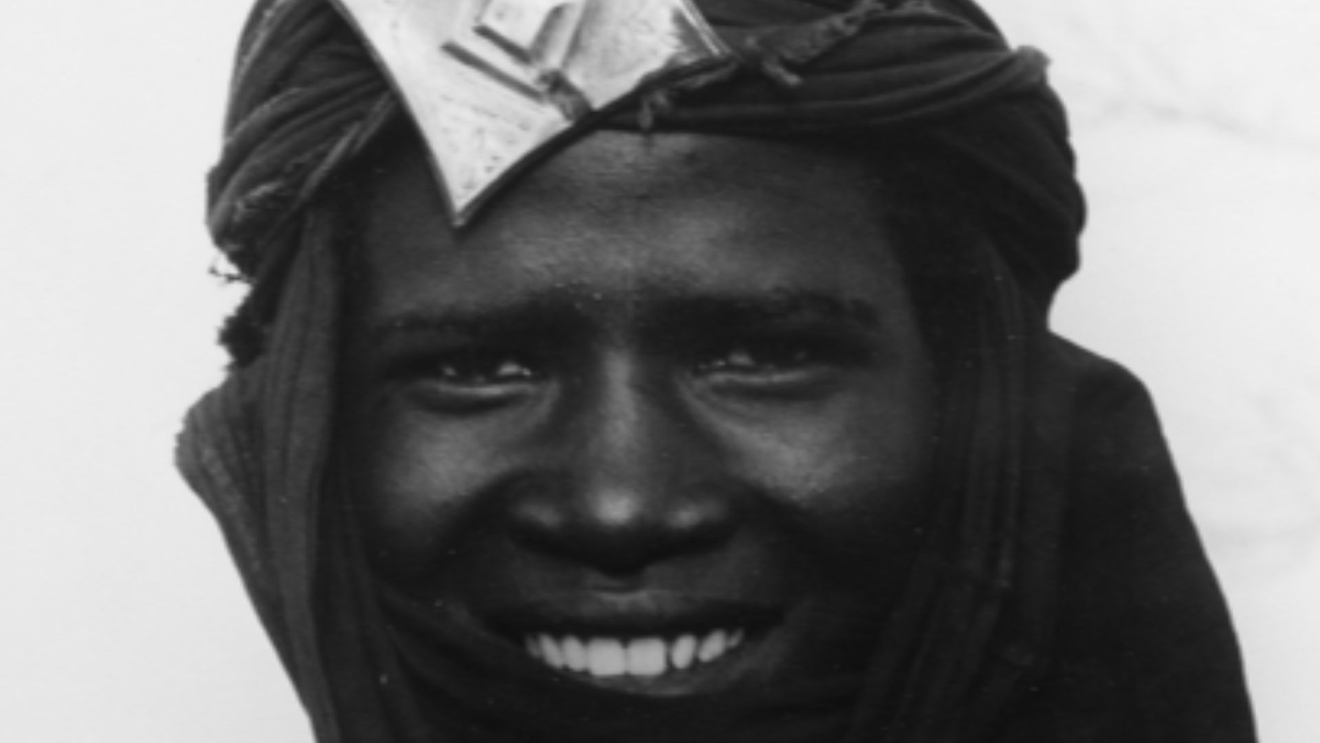 File:COLLECTIE TROPENMUSEUM Portret van een jonge Tuareg met amulettten TMnr 20010116.jpg