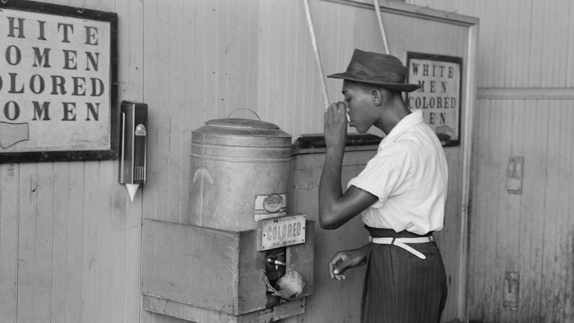 File:Negro drinking at