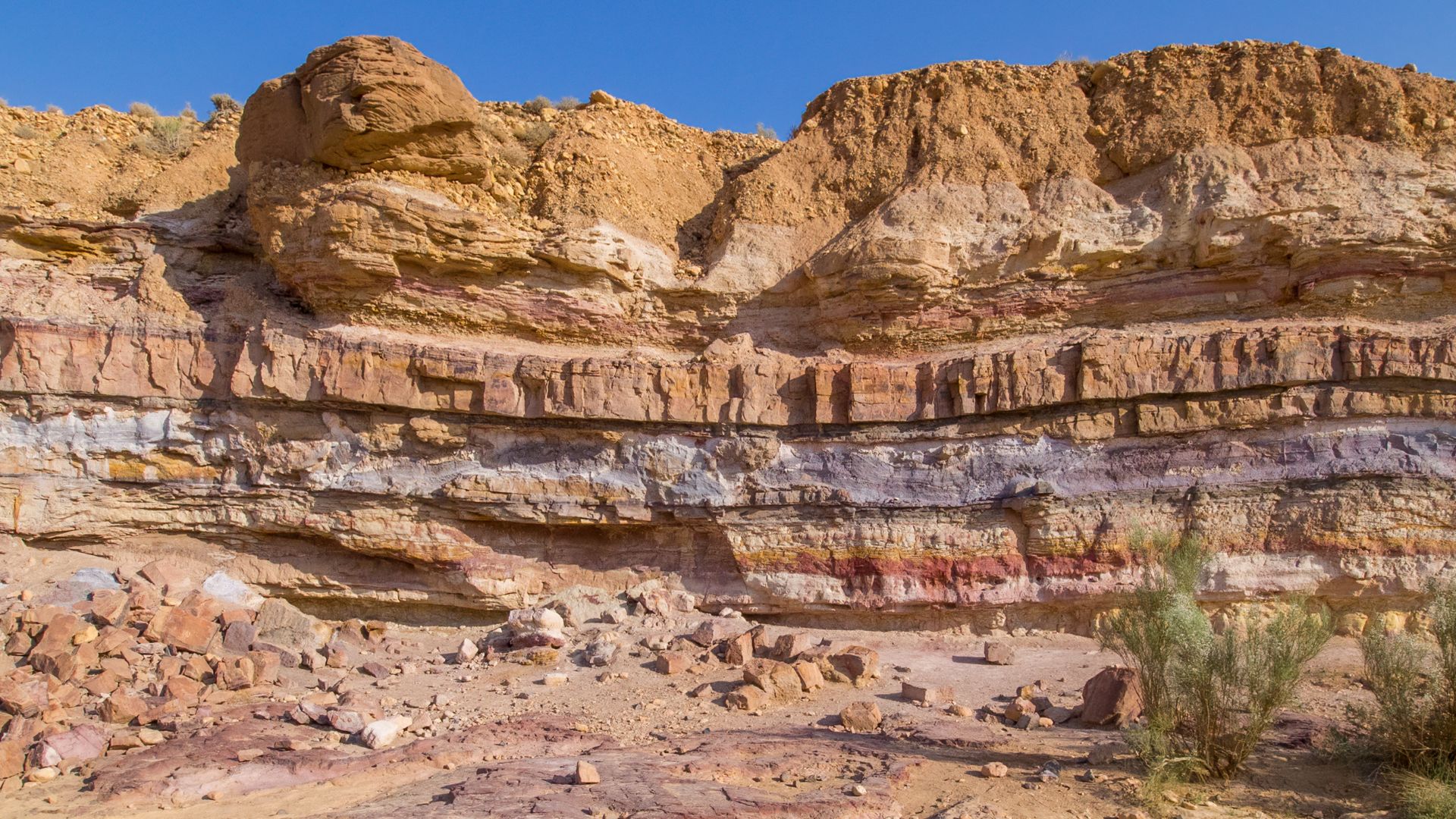 File:Layers of sedimentary rock in Makhtesh Ramon (50750).jpg