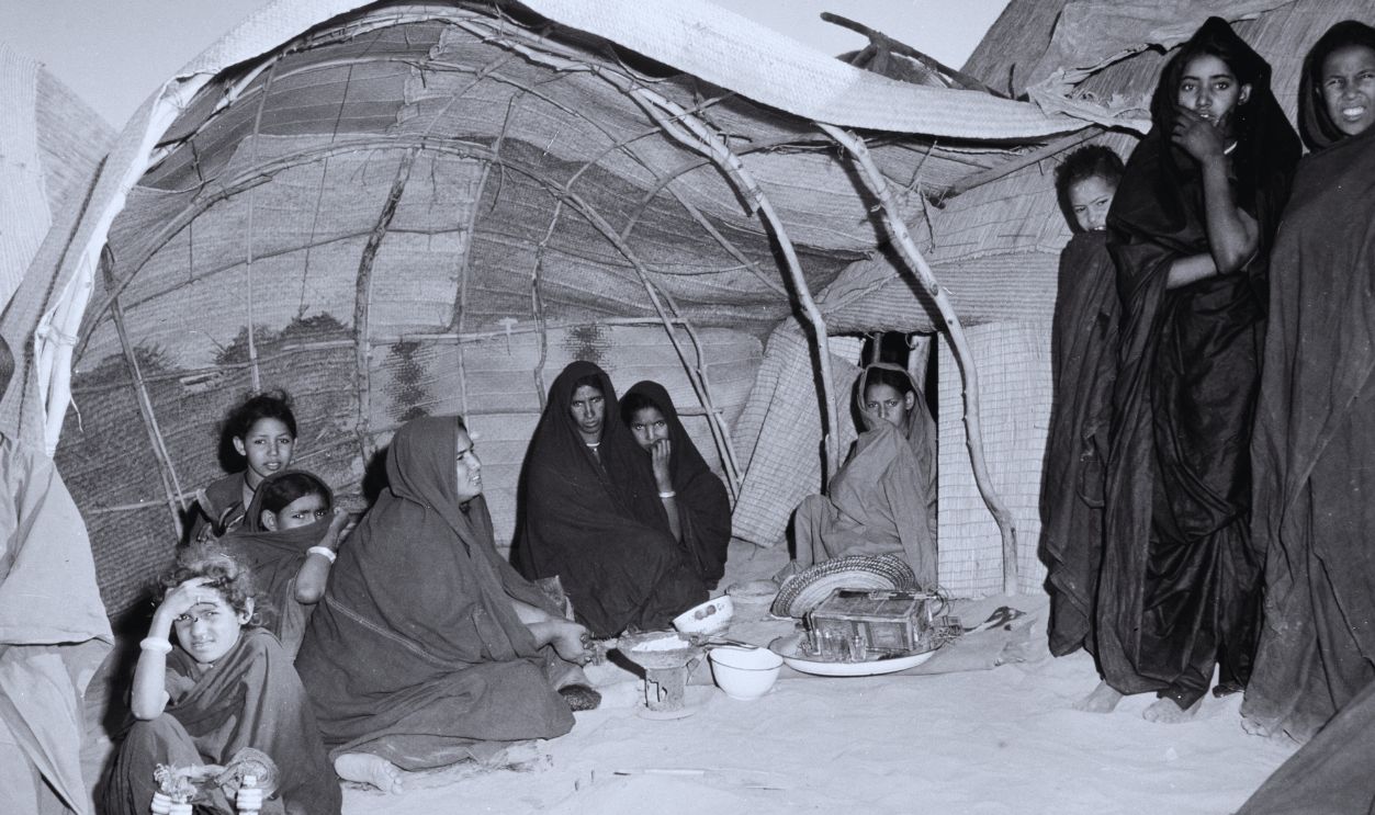 Gettyimages - 947812254, Femmes Touaregs sous une tente au Mali 