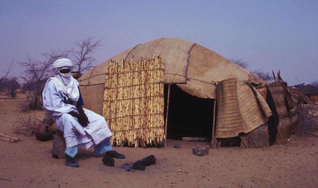 Gettyimages - 947645940, Touareg devant sa tente au Niger Touareg devant sa tente, dans la région de Zinder, en avril 1983, Niger.  