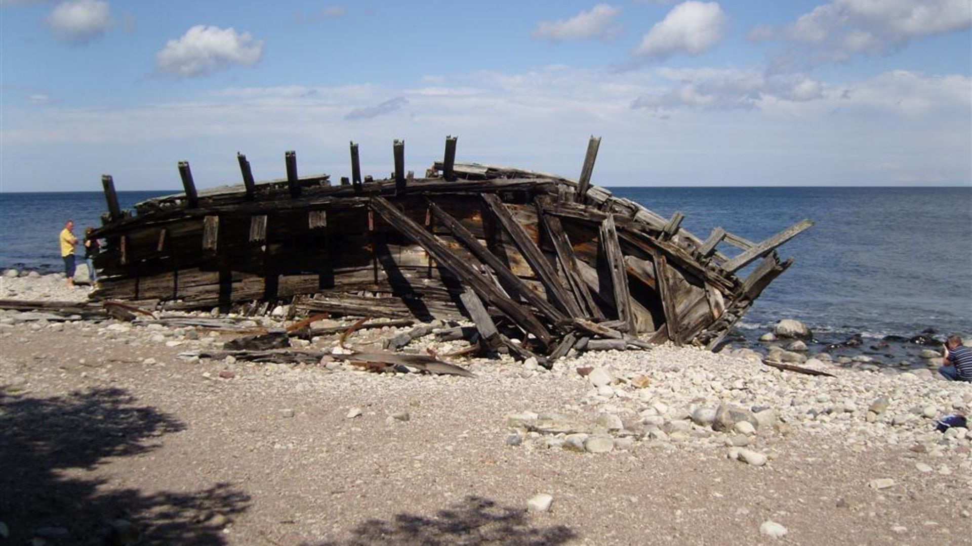 File:Trollskogen Shipwreck.jpg