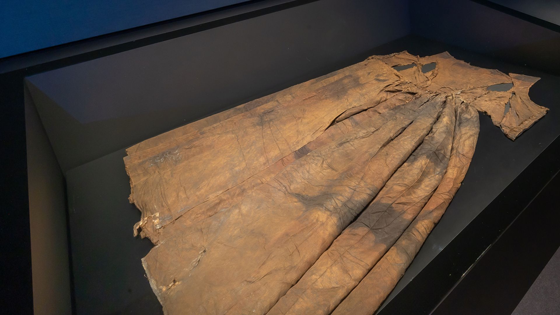 File:De Trouwjurk in de tentoonstelling (c) Museum Kaap Skil-pm.jpg