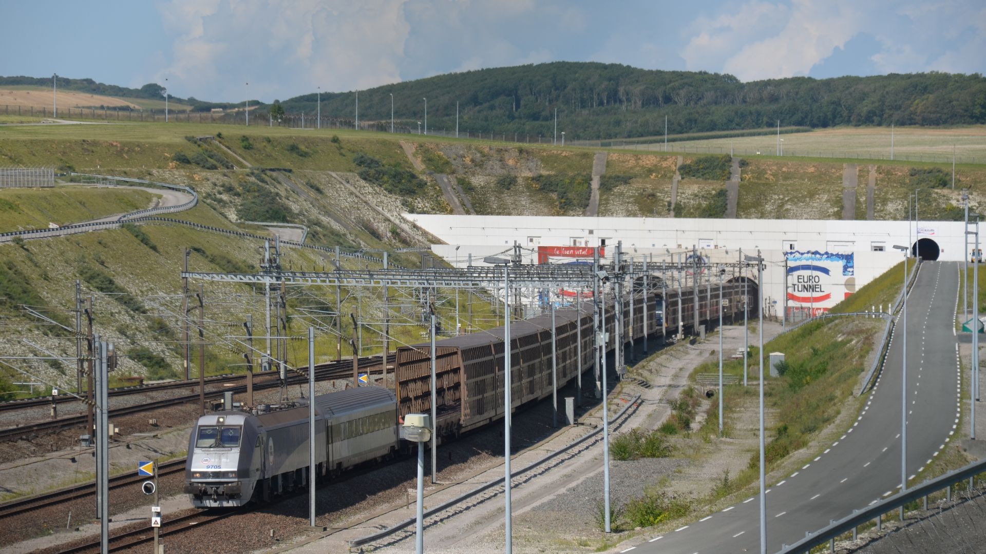 File:Eurotunnel Class 9705 - Sortie Tunnel sous la Manche à Coquelles.jpg