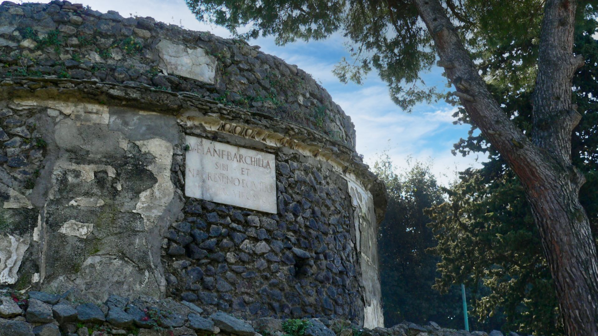 File:Pompeii Tomb of Veia Barchilla and Numerius Agrestinus Equitius Pulcher in the Porta Nocera necropolis.jpg