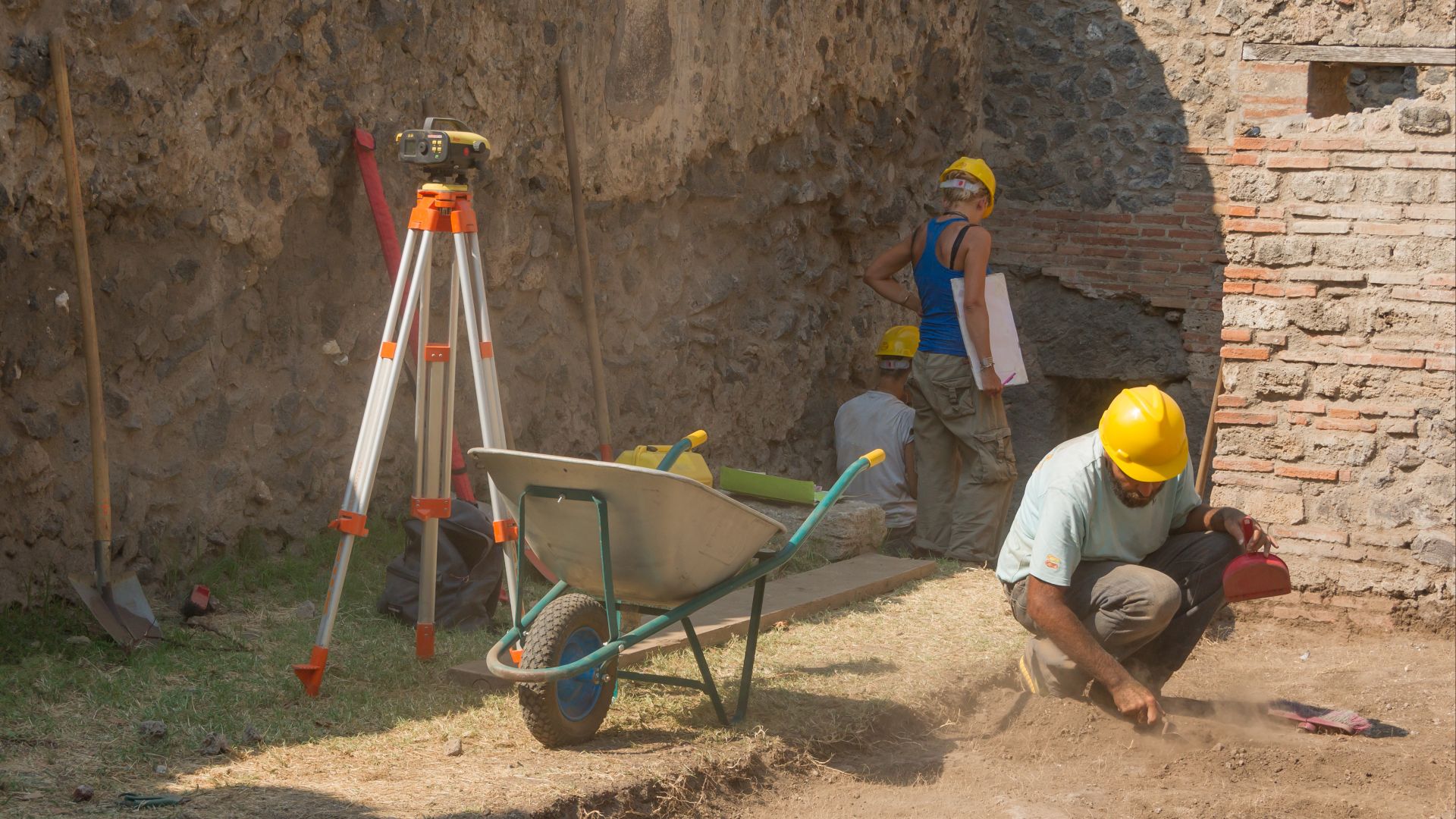 File:French archaeologists at work 2015 Pompeii.jpg