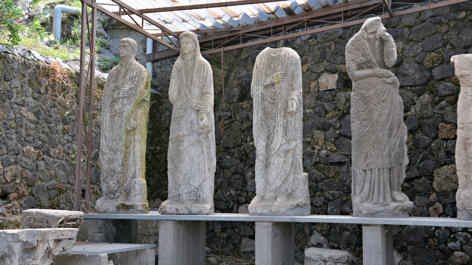 File:Statue e capitelli di via delle Tombe WLM 001.JPG