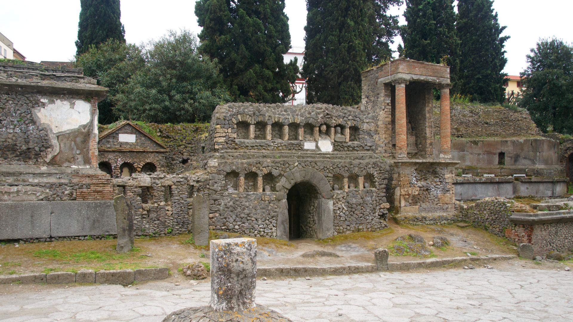 File:Pompeji-porta-nocera-necropoli.JPG