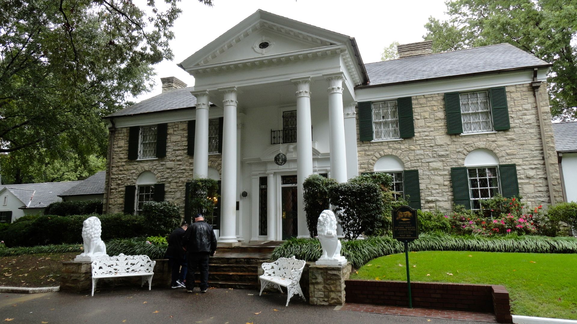 File:Graceland main entrance.JPG