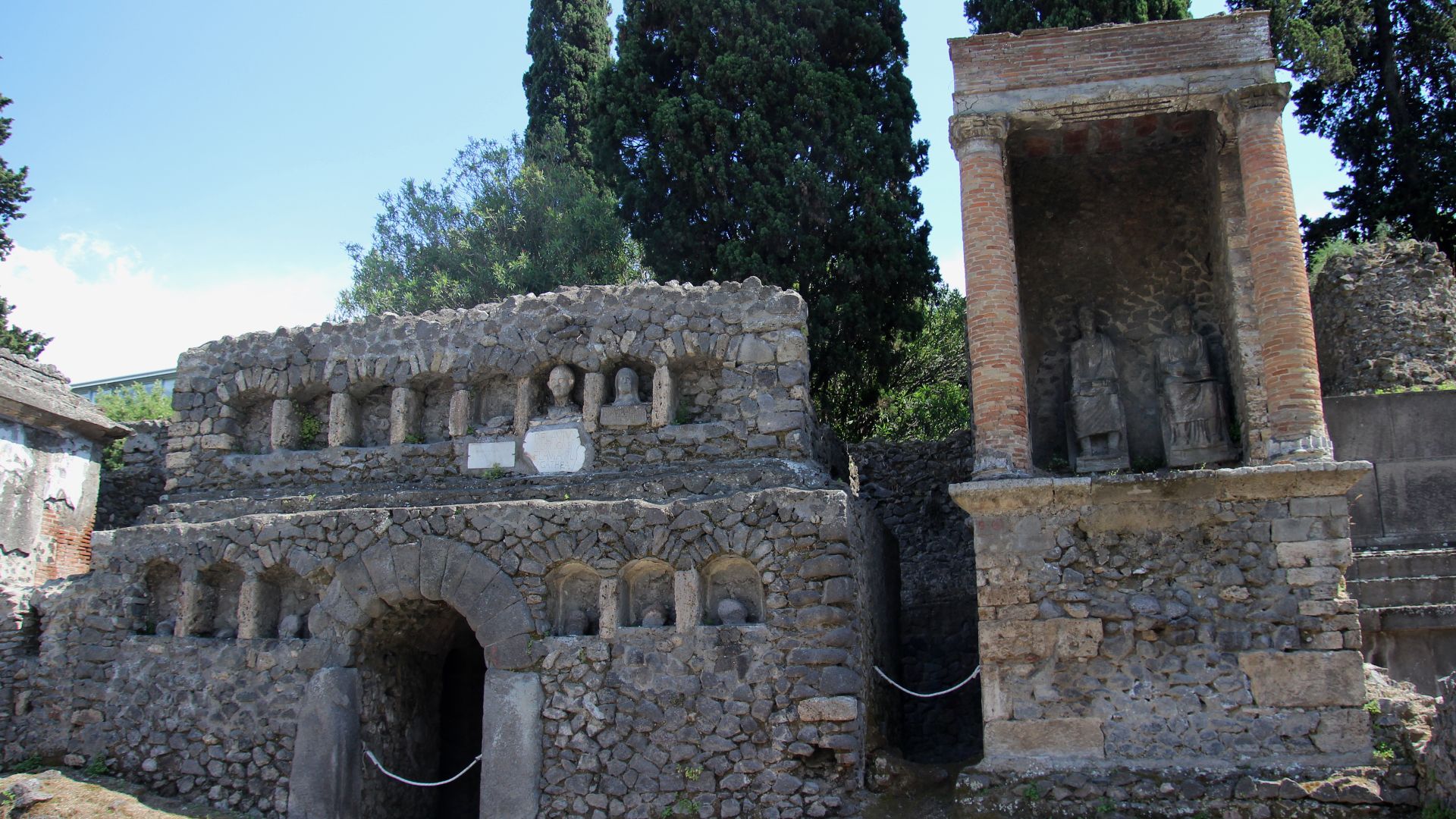 File:Necrópolis Porta Nocera 16.jpg