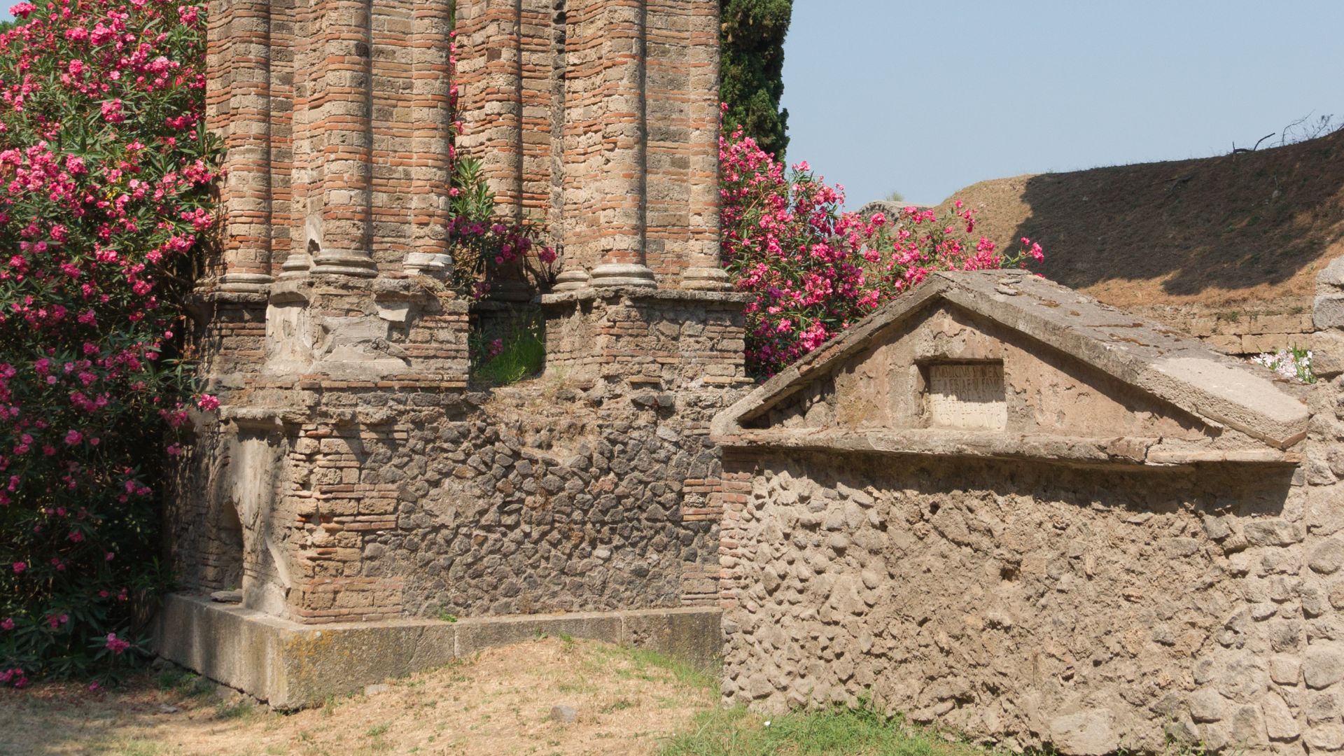 File:Funerary monuments Porta Nocera Pompeii.jpg