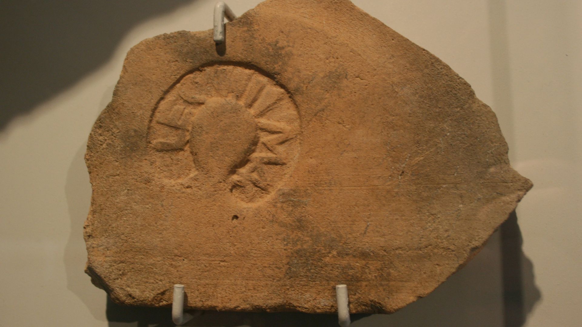 File:Rheinzabern Ziegelstempel Legio IV Macedonica.jpg