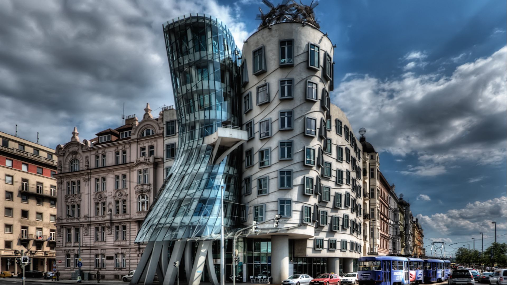 File:Dancing House, Prague (5651359716).jpg