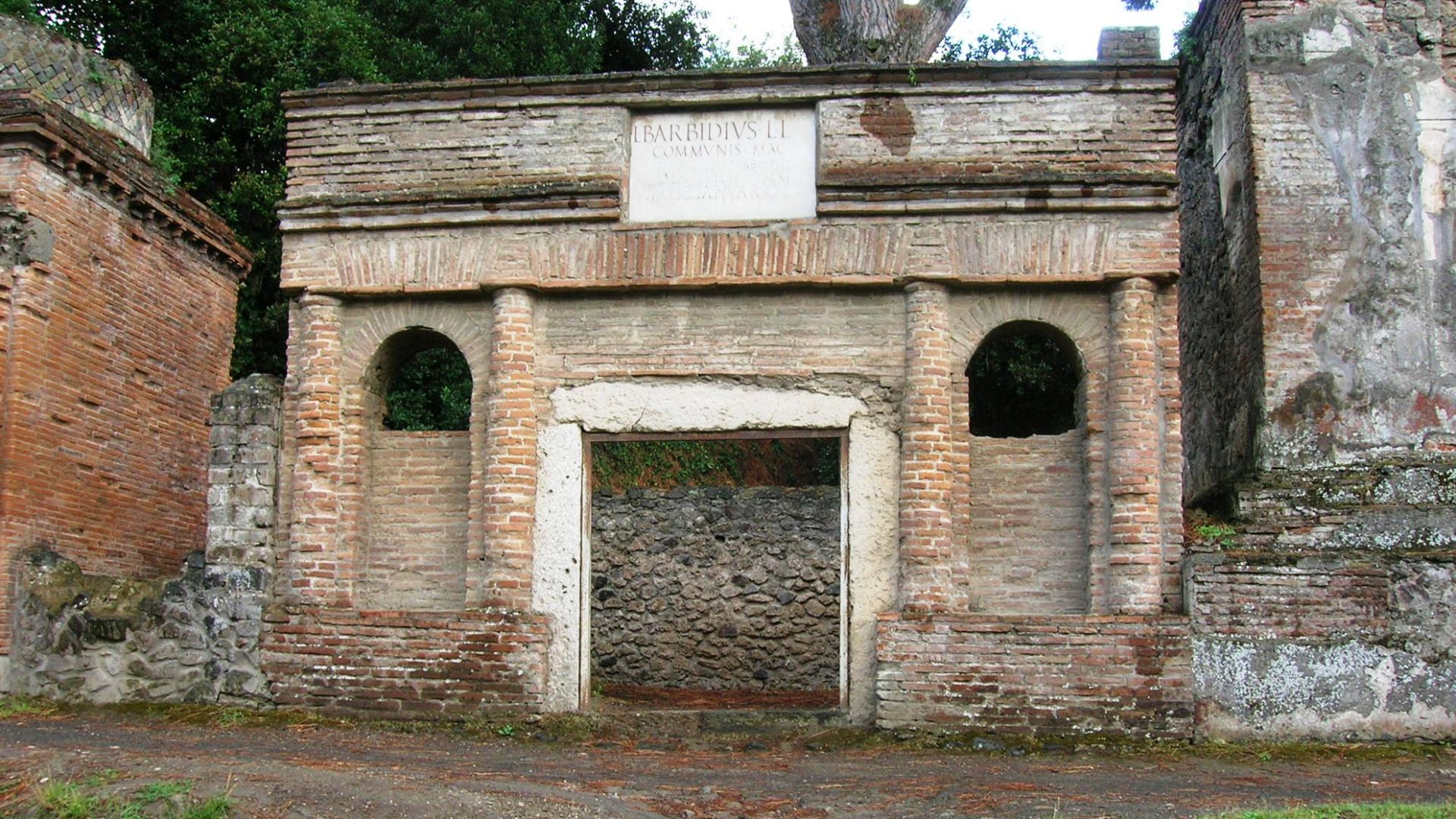 File:Necropoli di Porta Nocera 65.JPG
