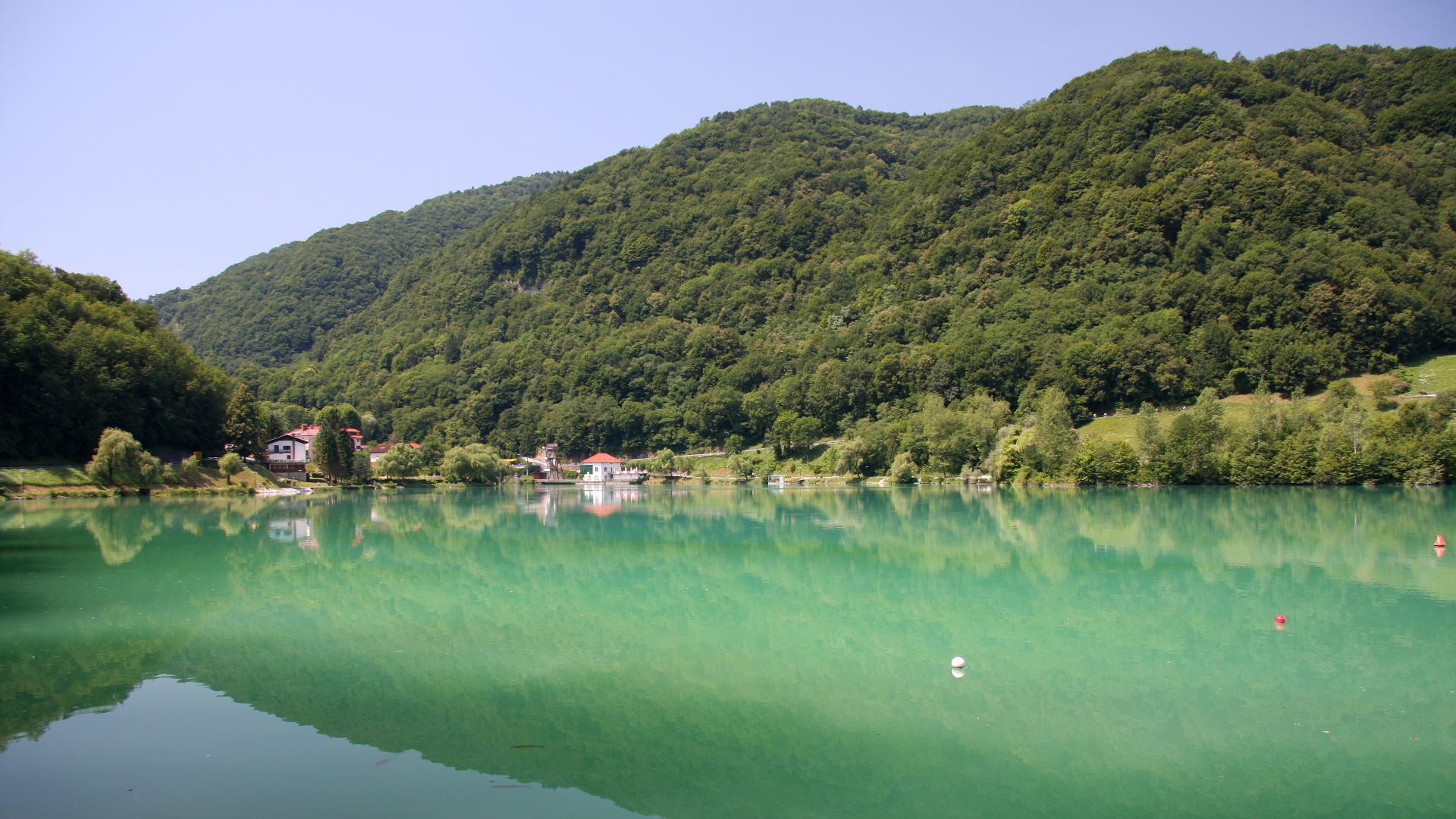 File:Jezero Most na Soci.jpg