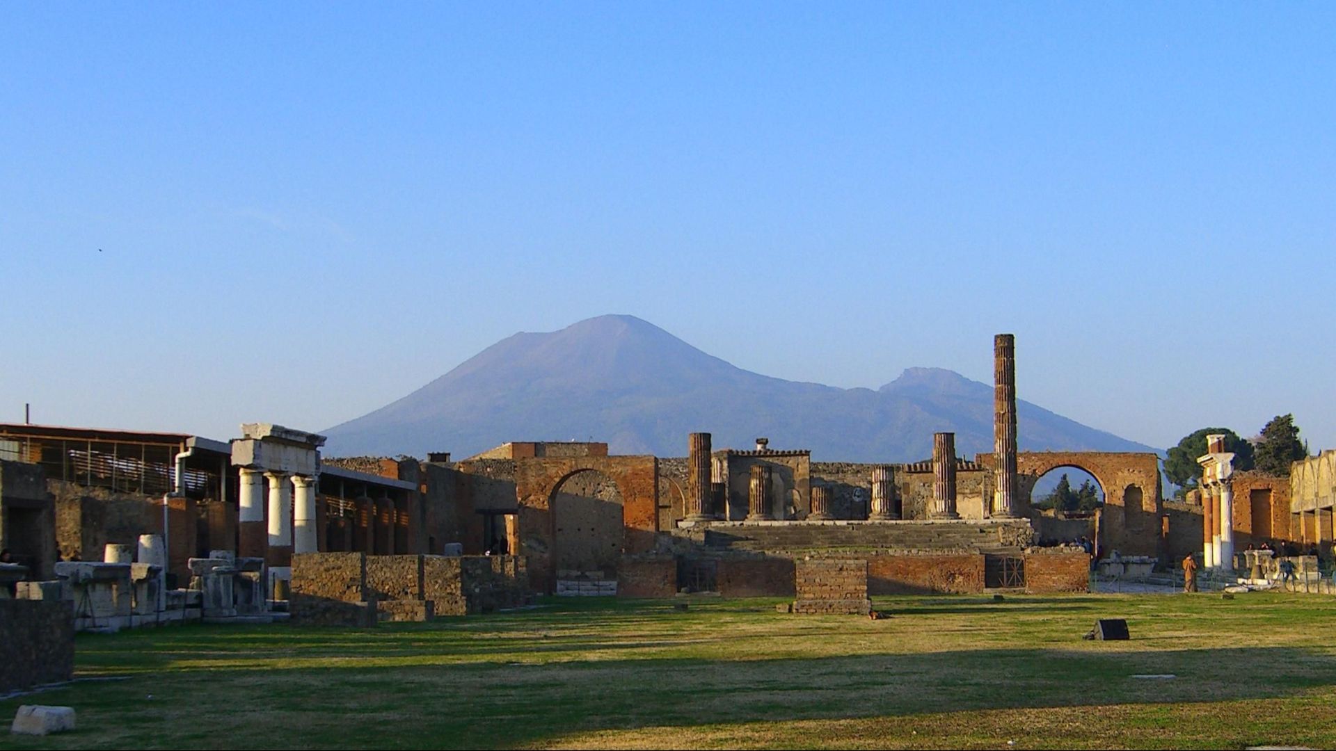 File:View of vesuvius over the ruins of pompeii.jpg