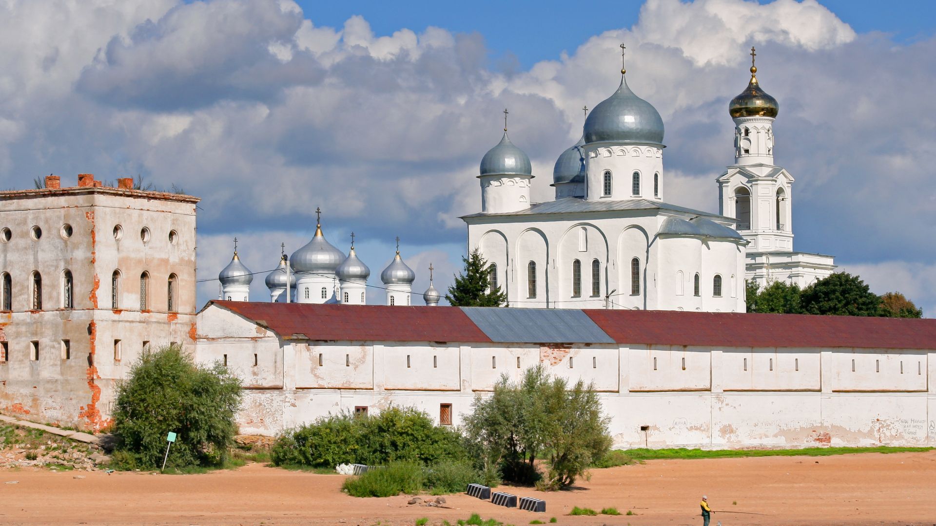 File:Novgorod - View on Yuriev Monastery from Volkhov 02.jpg