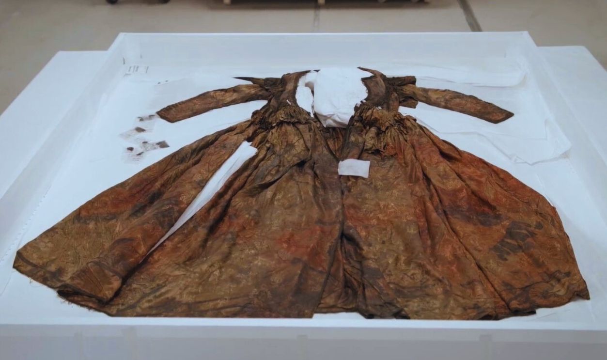 Treasure or curse? #1 | THE GOWN AND THE SHIPWRECK