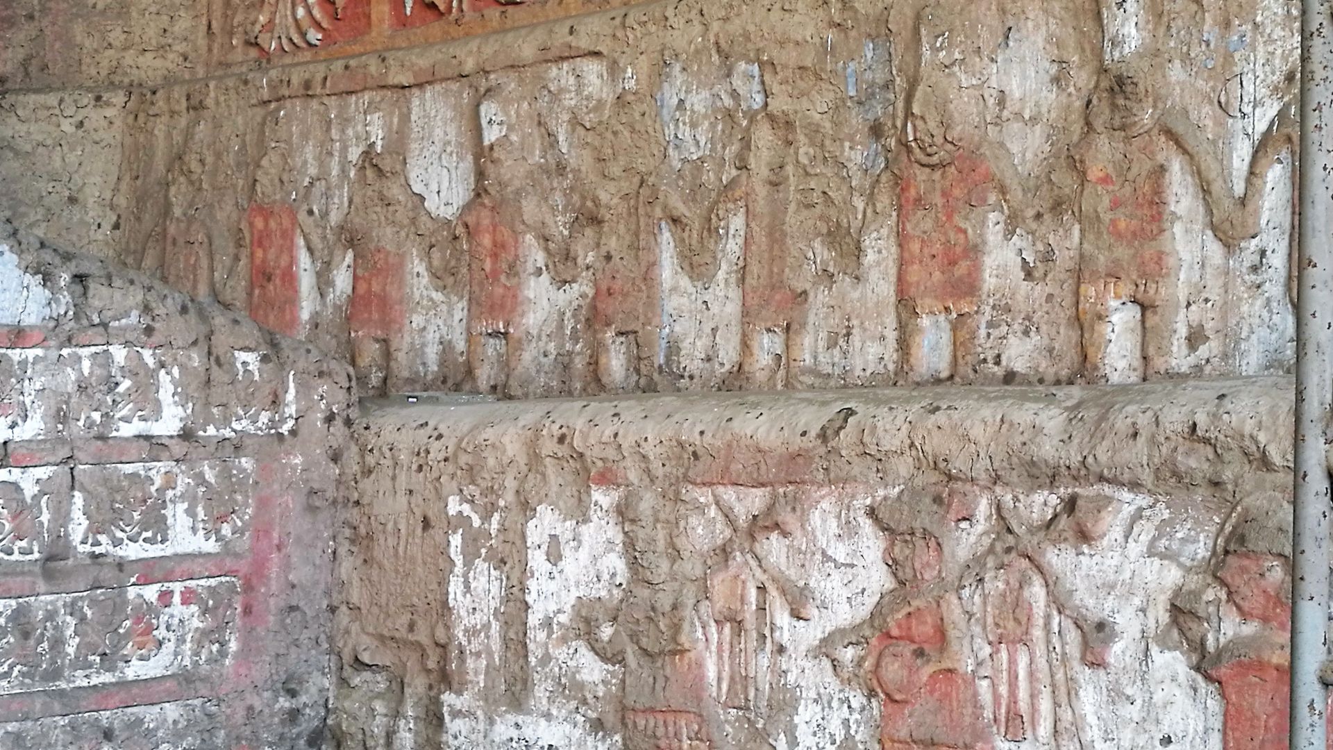 File:Gravats dels murs superposats del Templo Viejo de la Huaca de la Luna03.jpg