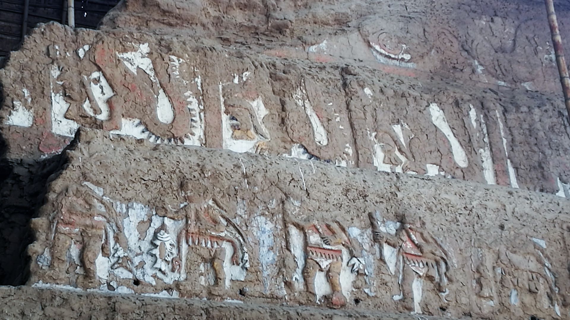 File:Gravats dels murs superposats del Templo Viejo de la Huaca de la Luna05.jpg