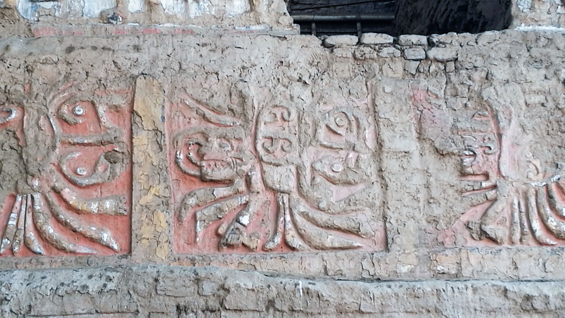 File:Detall dels Gravats dels murs superposats del Templo Viejo de la Huaca de la Luna02.jpg