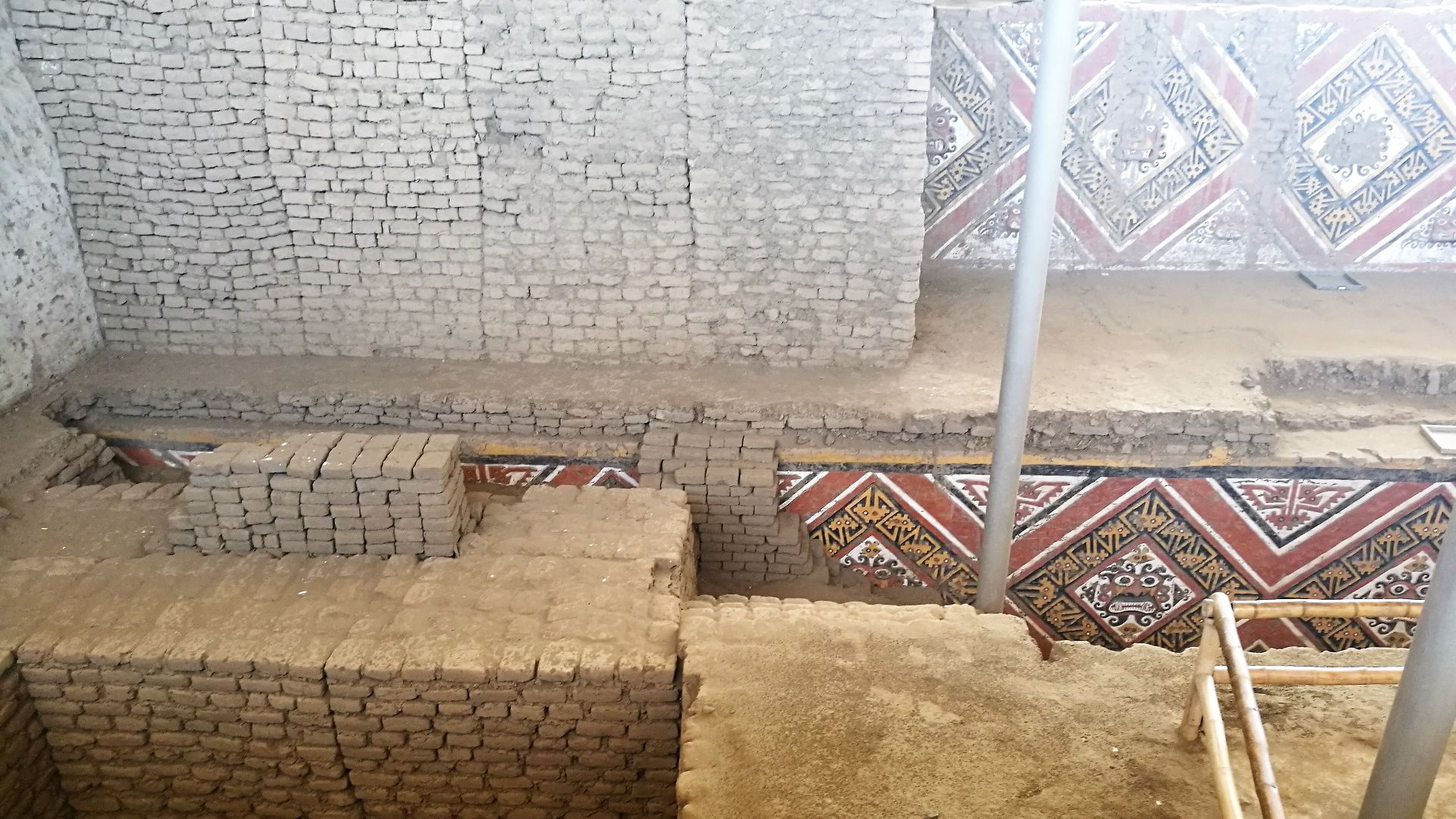 File:Tombes i relleus sobre el déu Ai apaec a la Huaca de la Luna.jpg