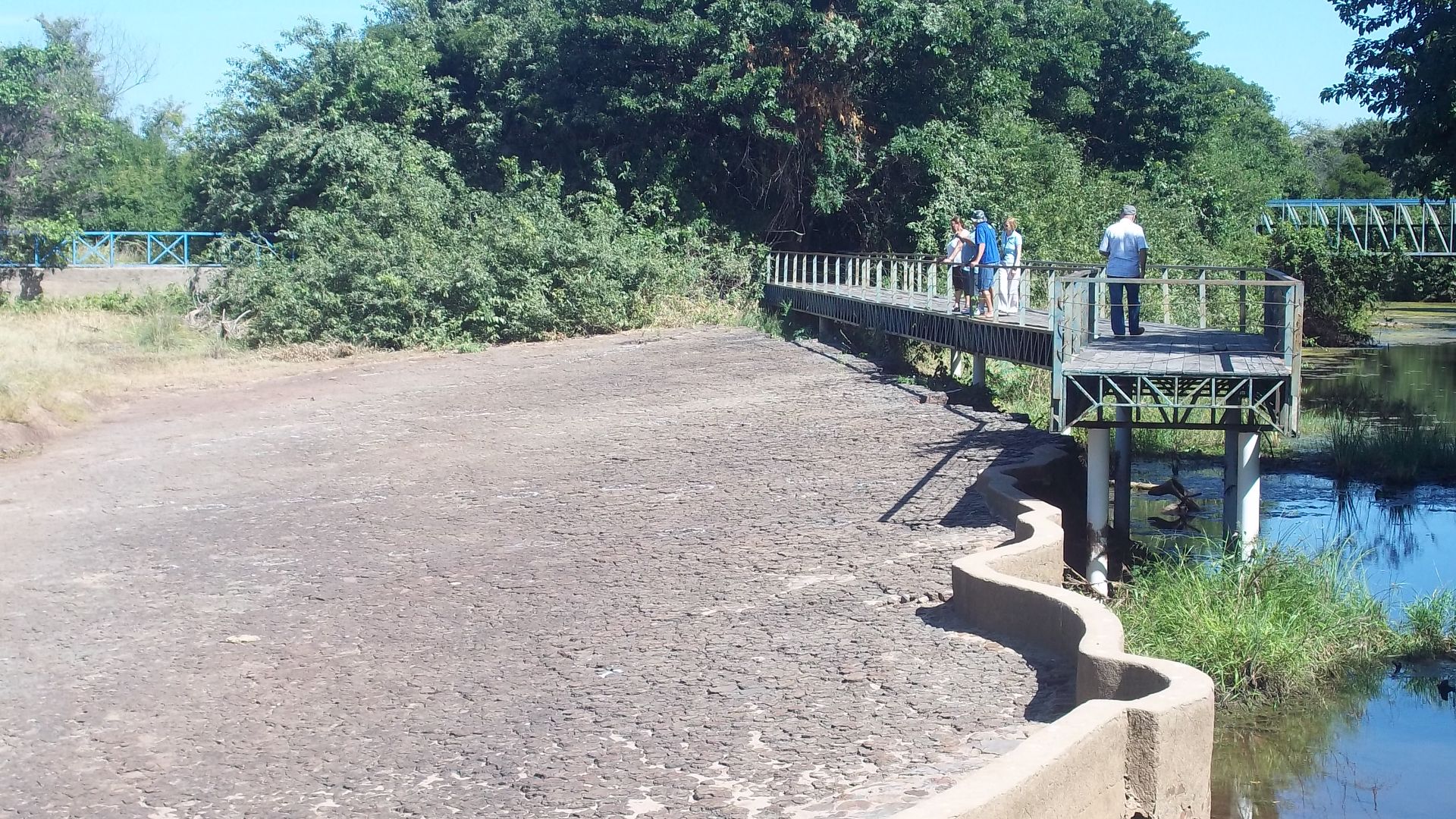 File:Sítio Arqueológico Vale do Dinossauros.jpg