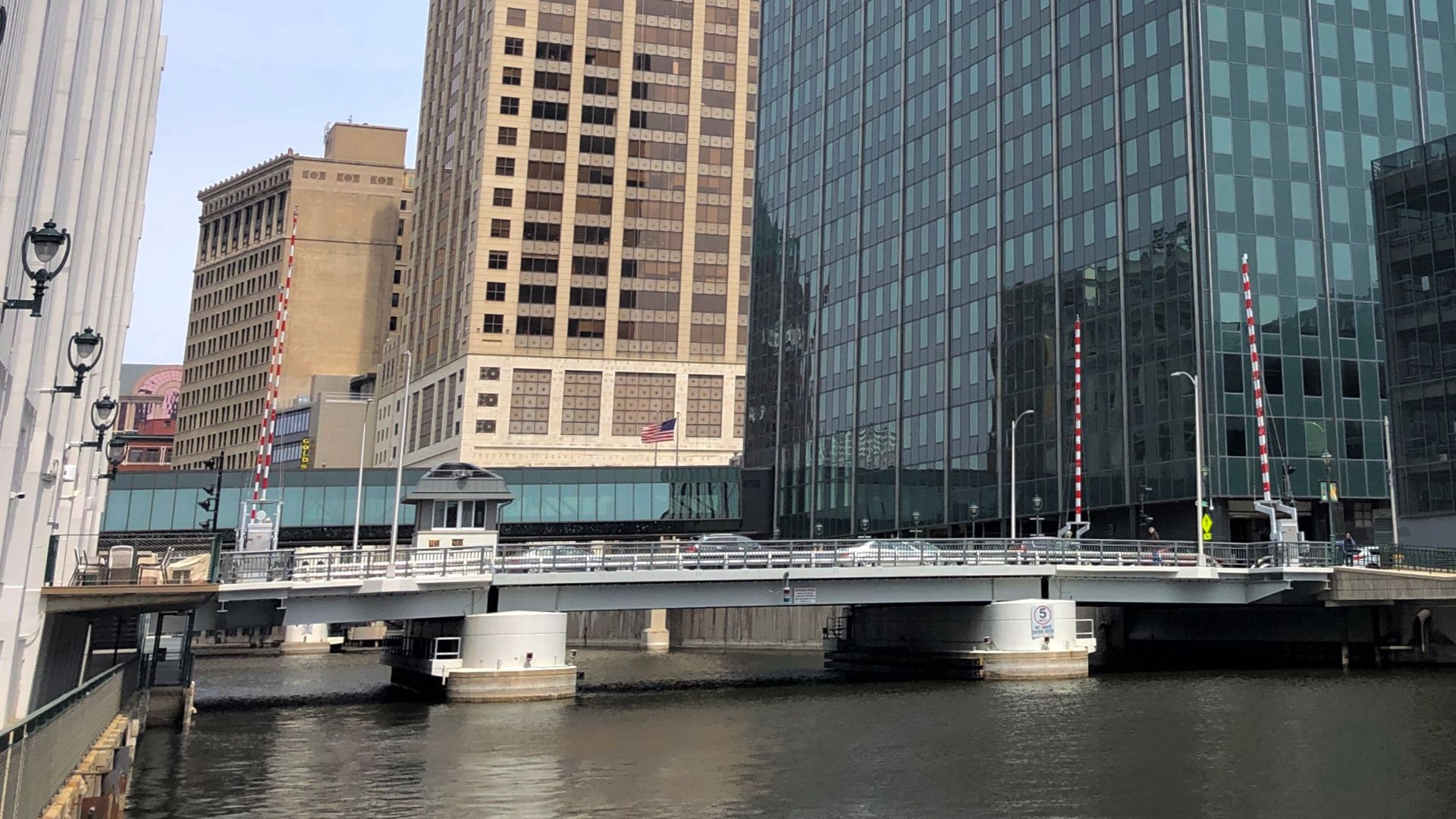 File:Michigan Street Bridge in Milwaukee from southwest (2022).jpg