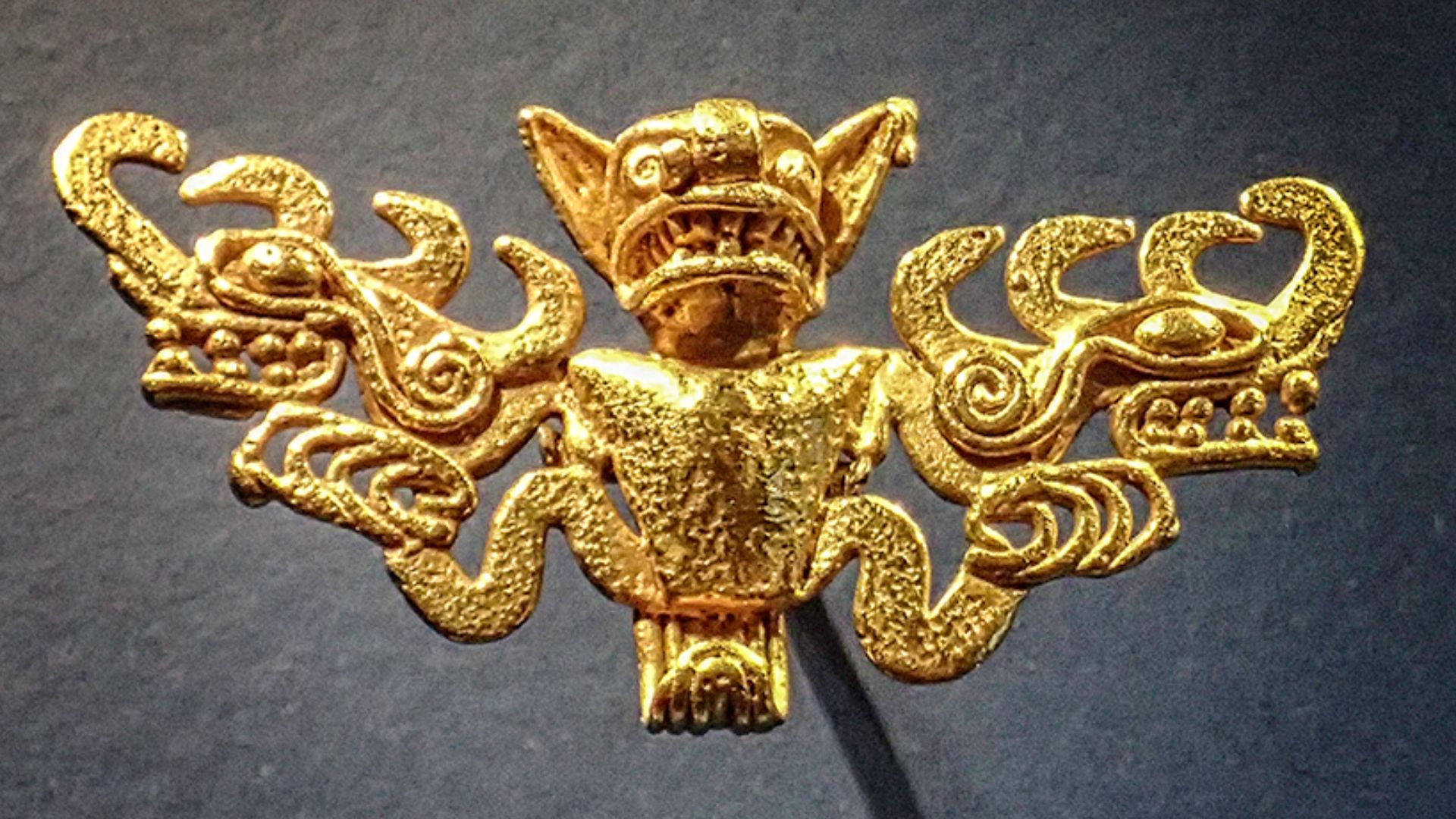 File:Gold Pendant Conte Culture Panama 500 - 900 CE (18059415944).jpg